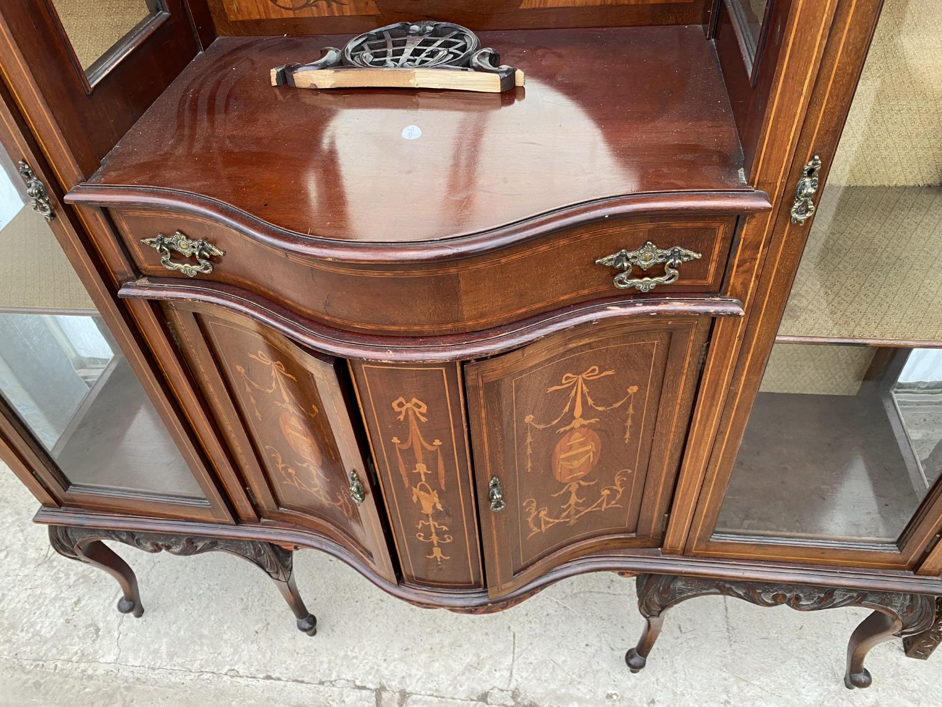 AN EDWARDIAN MAHOGANY AND INLAID DOUBLE BOWFRONTED CHINA CABINET, 55" WIDE - Image 7 of 8
