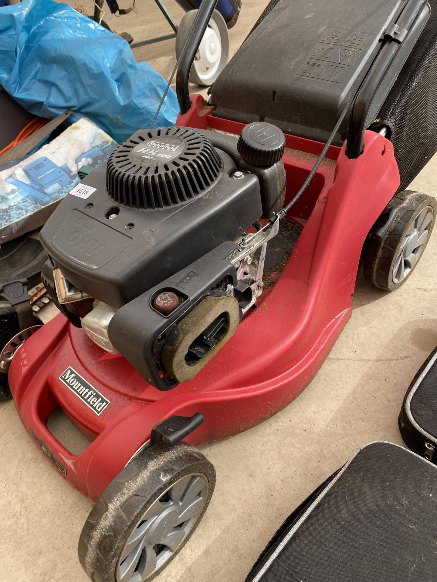 A MOUNTFIELD RS100 PETROL LAWN MOWER COMPLETE WITH GRASS BOX - Image 3 of 3