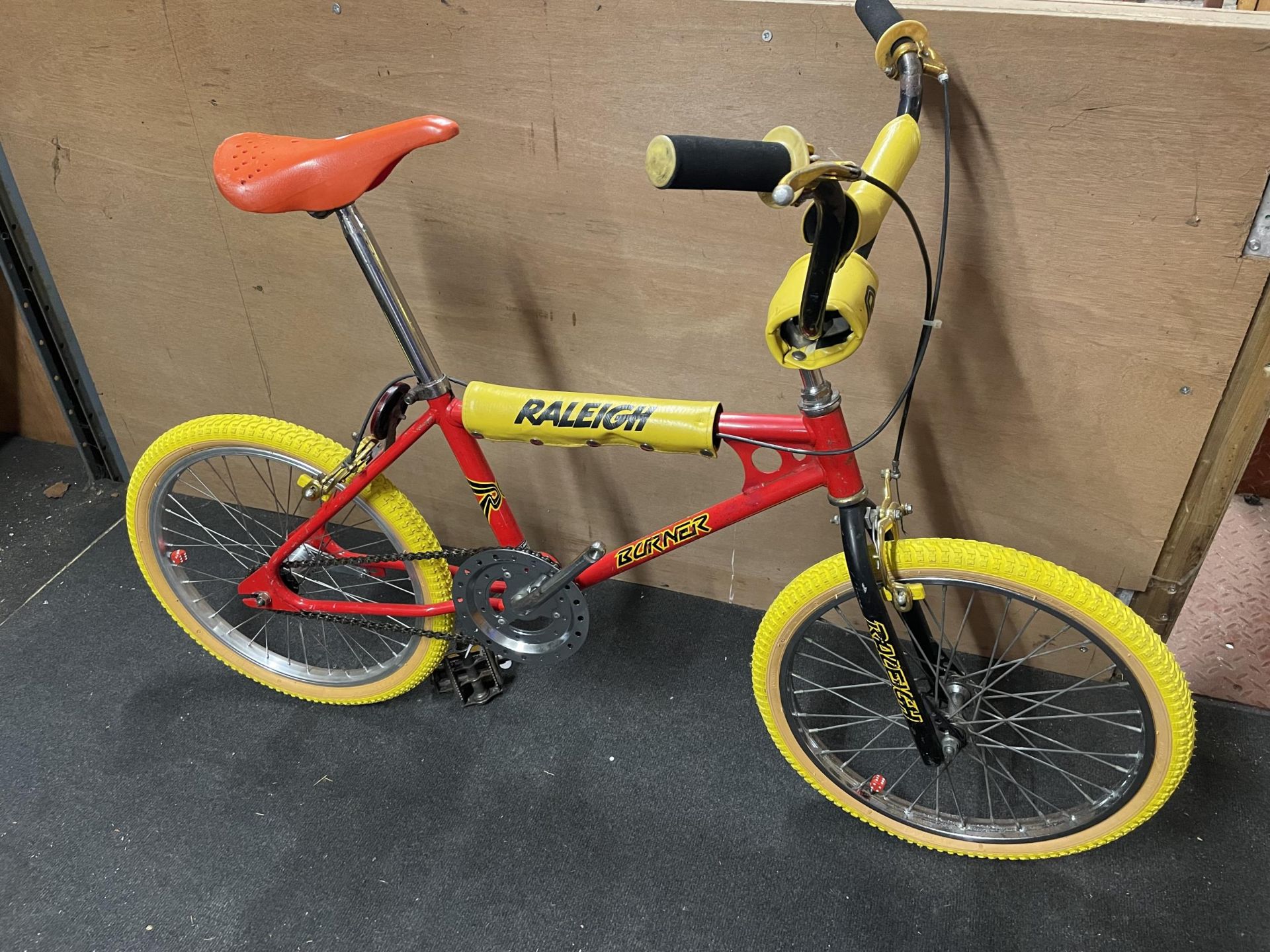 A RARE RETRO RED COASTER MARK 1 RALEIGH BURNER BIKE WITH PEDAL BACK BRAKES SEEN FULLY WORKING BUT NO - Image 3 of 5