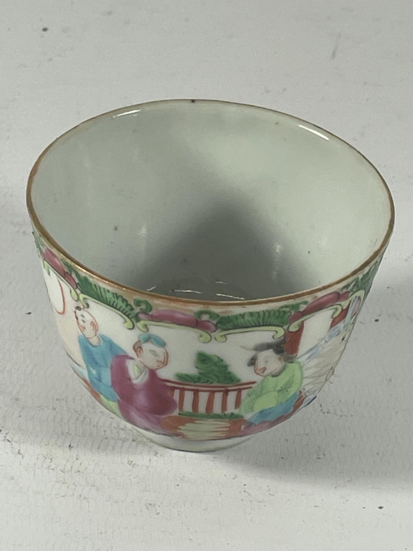 A 19TH CENTURY CHINESE CANTON FAMILLE ROSE TEABOWL, HEIGHT 5CM - Image 2 of 3