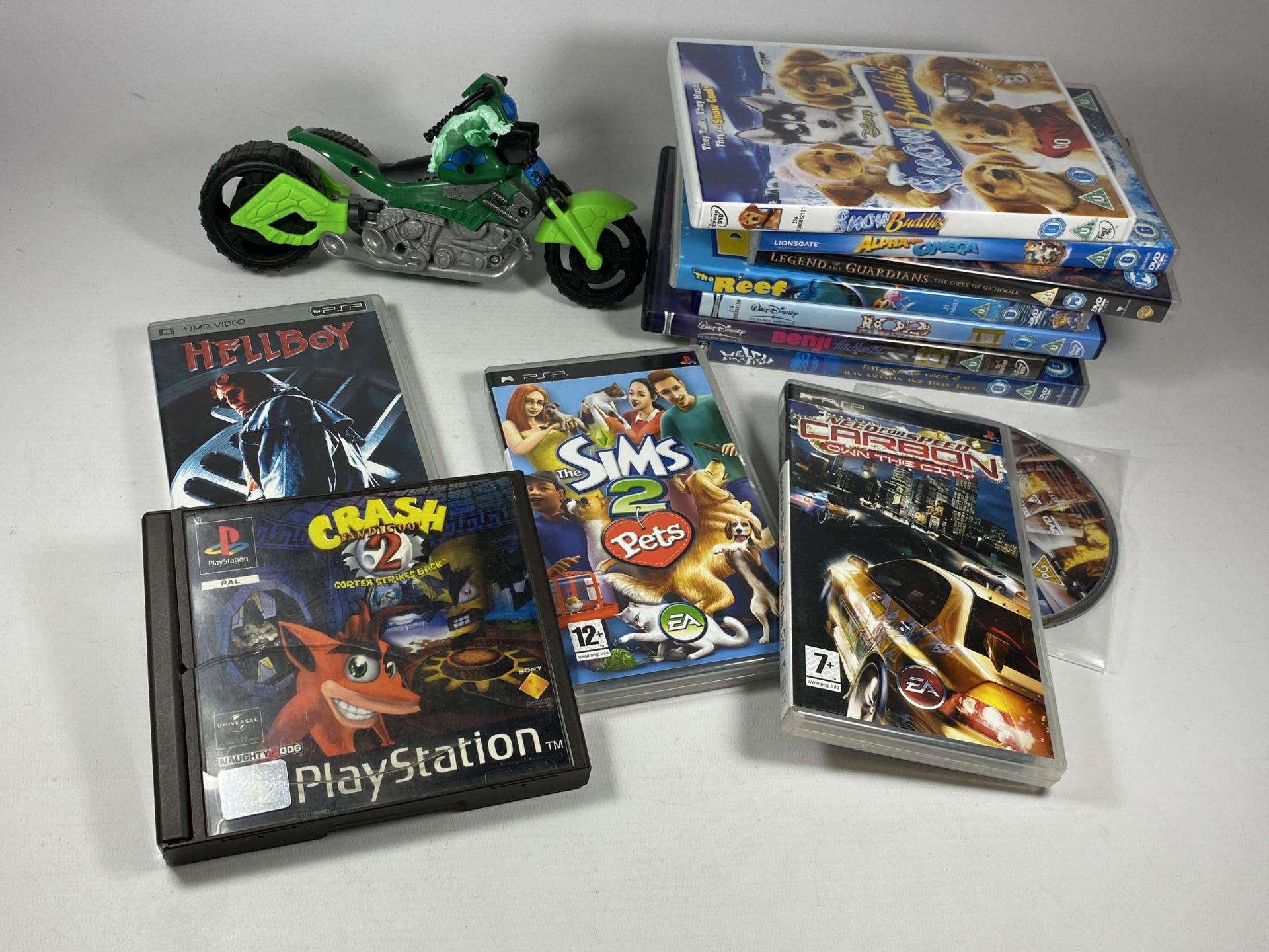 A MIXED LOT OF GAMES TO INCLUDE CRASH BANDICOOT PS1 GAME ETC