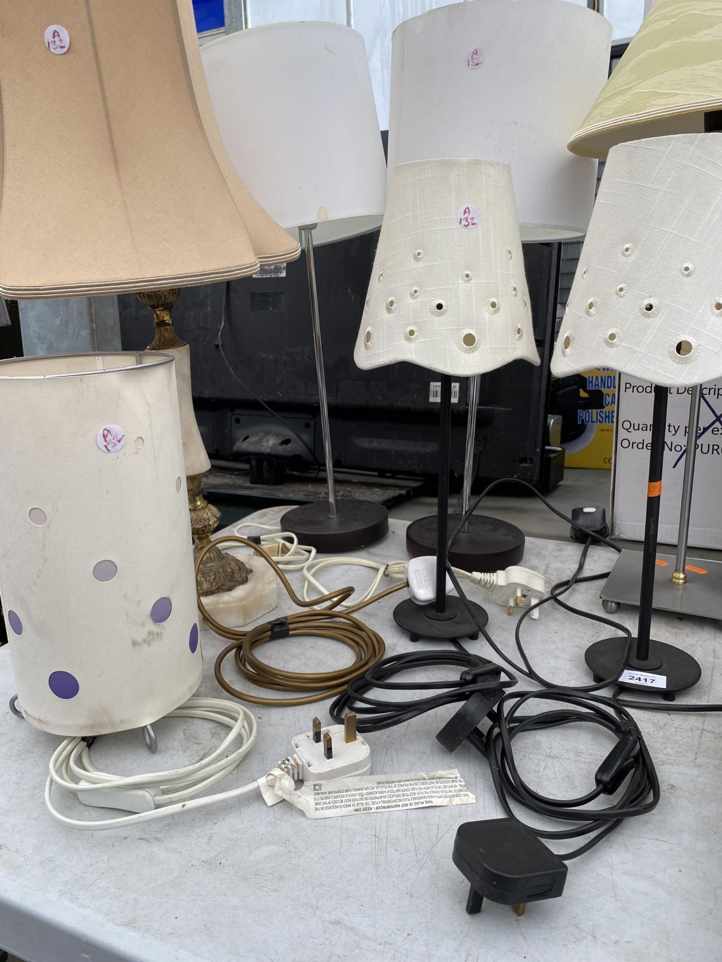 AN ASSORTMENT OF TABLE LAMPS - Image 2 of 2