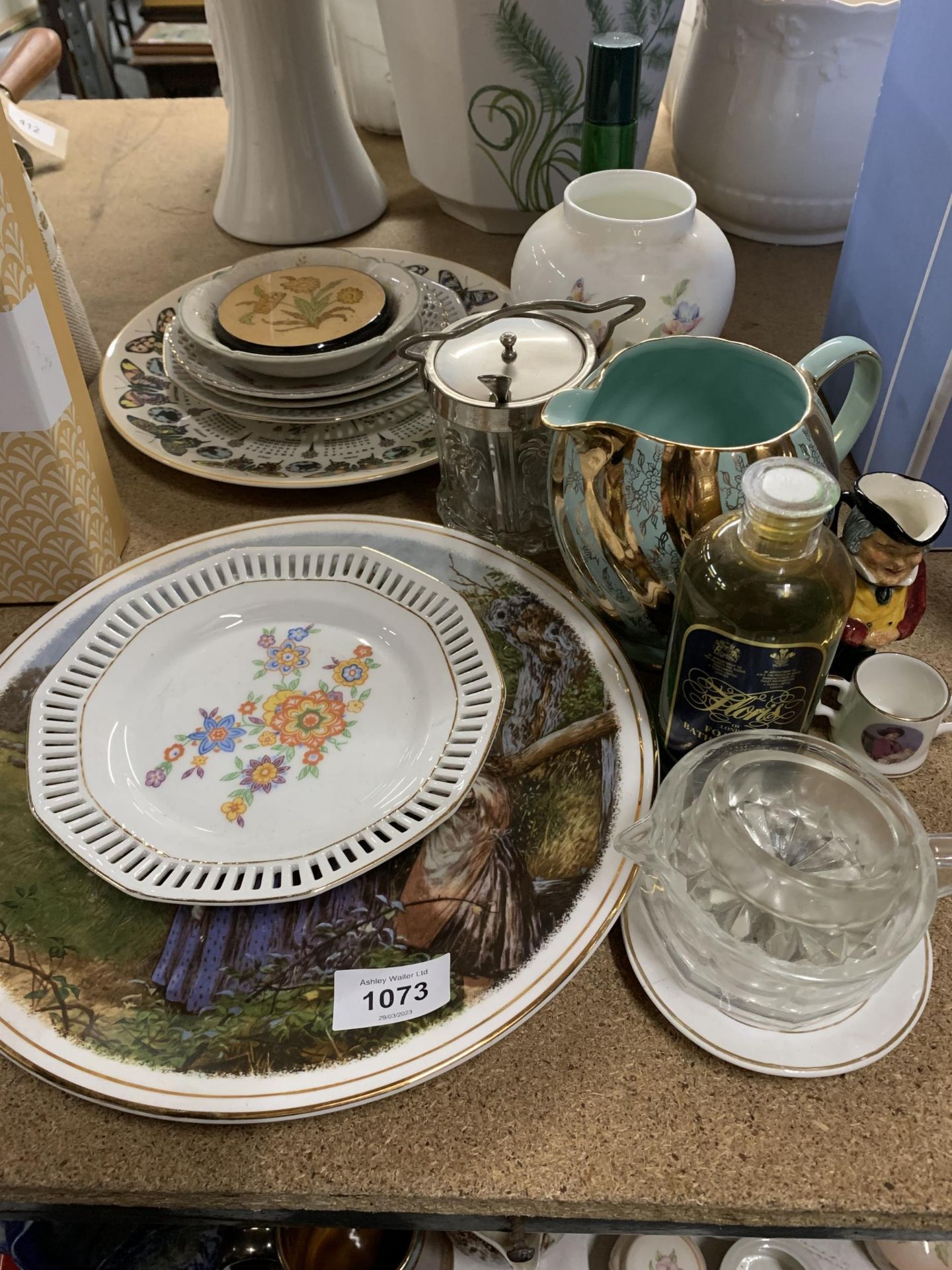 A MIXED LOT TO INCLUDE DECORATIVE PLATES, A SILVER PLATED AND GLASS PRESERVE POT, A SADLER JUG, ETC