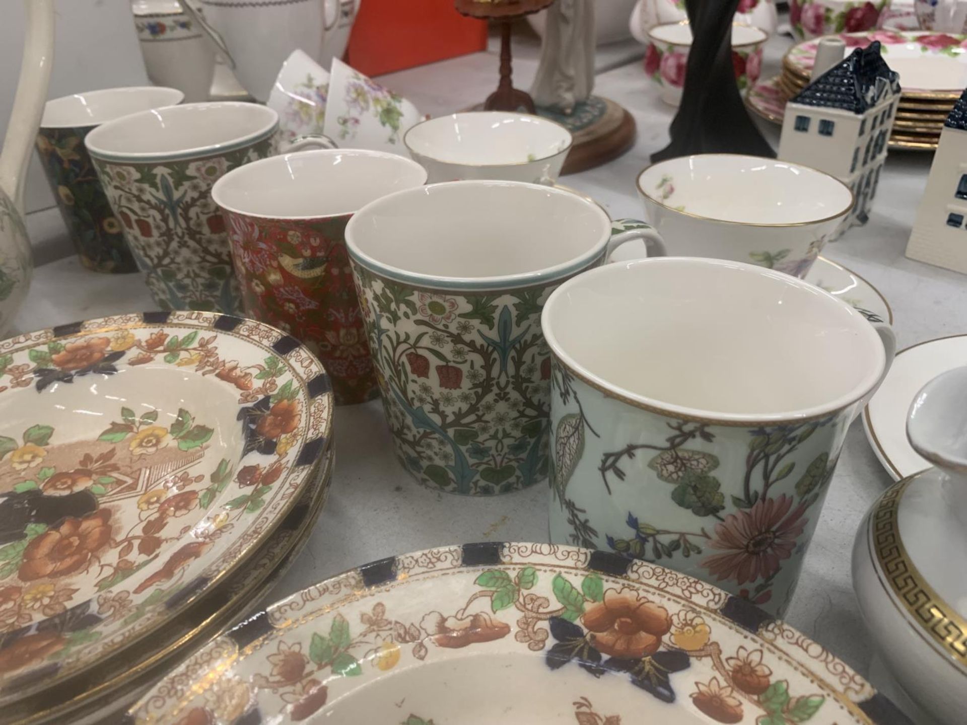 A LARGE QUANTITY OF CERAMICS AND CHINA TO INCLUDE ROYAL DOULTON 'PASSION FLOWER' CUPS AND SAUCERS, - Image 4 of 9