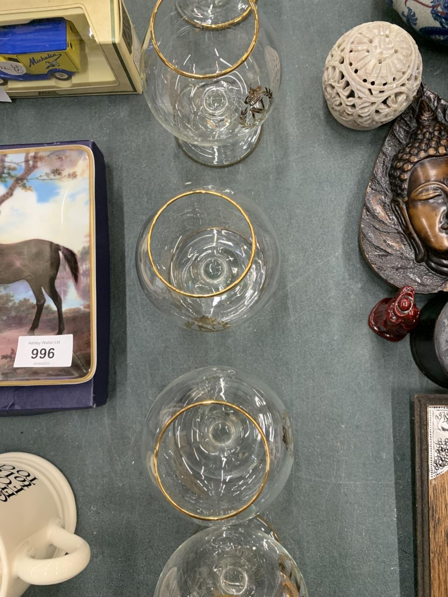 A SET OF BRANDY GLASSES WITH GOLD RIM AND EMBLEM - Image 3 of 3