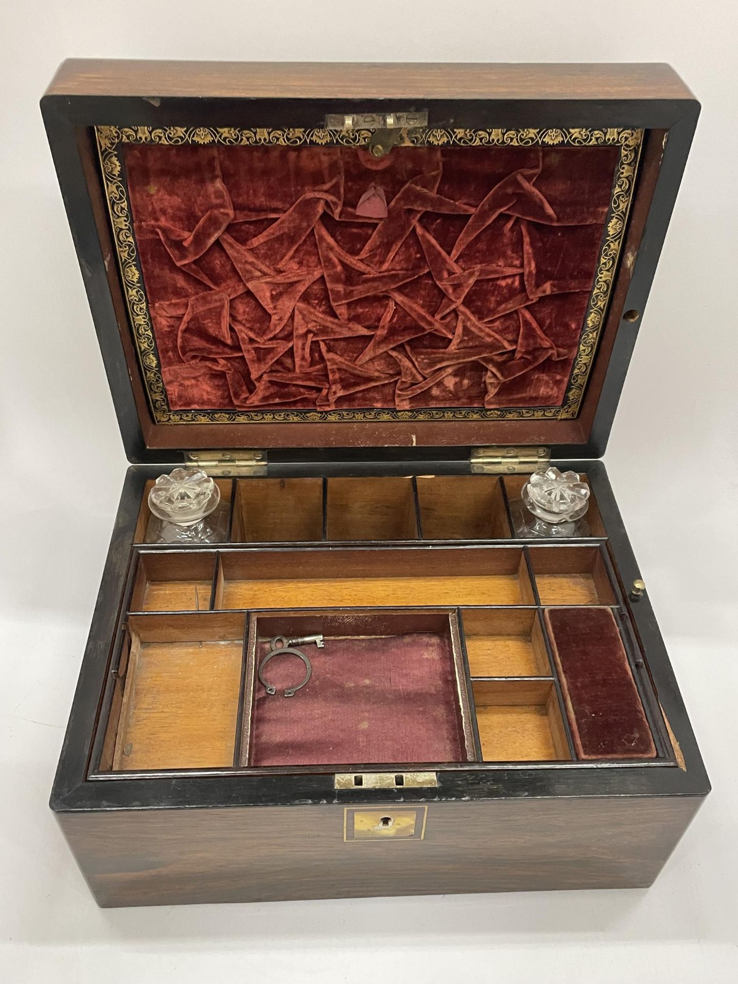 A VICTORIAN ROSEWOOD JEWELLERY BOX WITH MOTHER OF PEARL DESIGN & RED SILK INTERIOR AND SECRET SIDE - Bild 2 aus 7