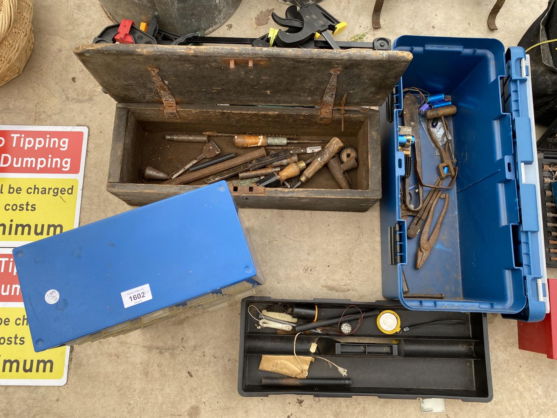 AN ASSORTMEN OF TOOLS TO INCLUDE CLAMPS, TIN SNIPS AND DRILL BITS ETC