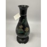 A MID 20TH CENTURY CHINESE FUZHOU BLACK LACQUERED GILT DESIGN VASE ON STAND, HEIGHT 29CM