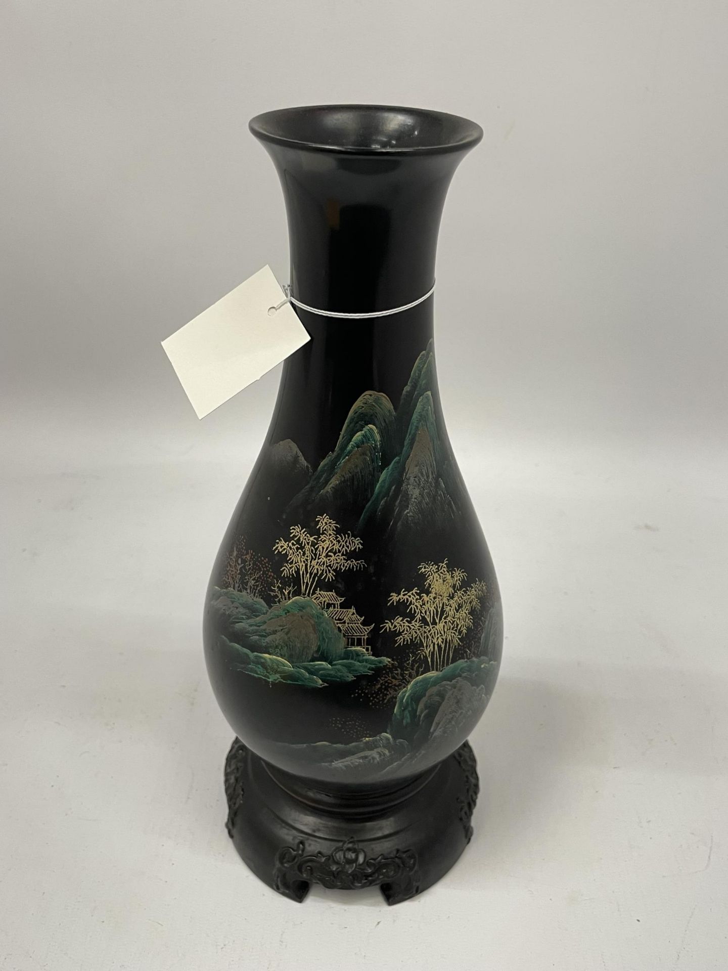 A MID 20TH CENTURY CHINESE FUZHOU BLACK LACQUERED GILT DESIGN VASE ON STAND, HEIGHT 29CM