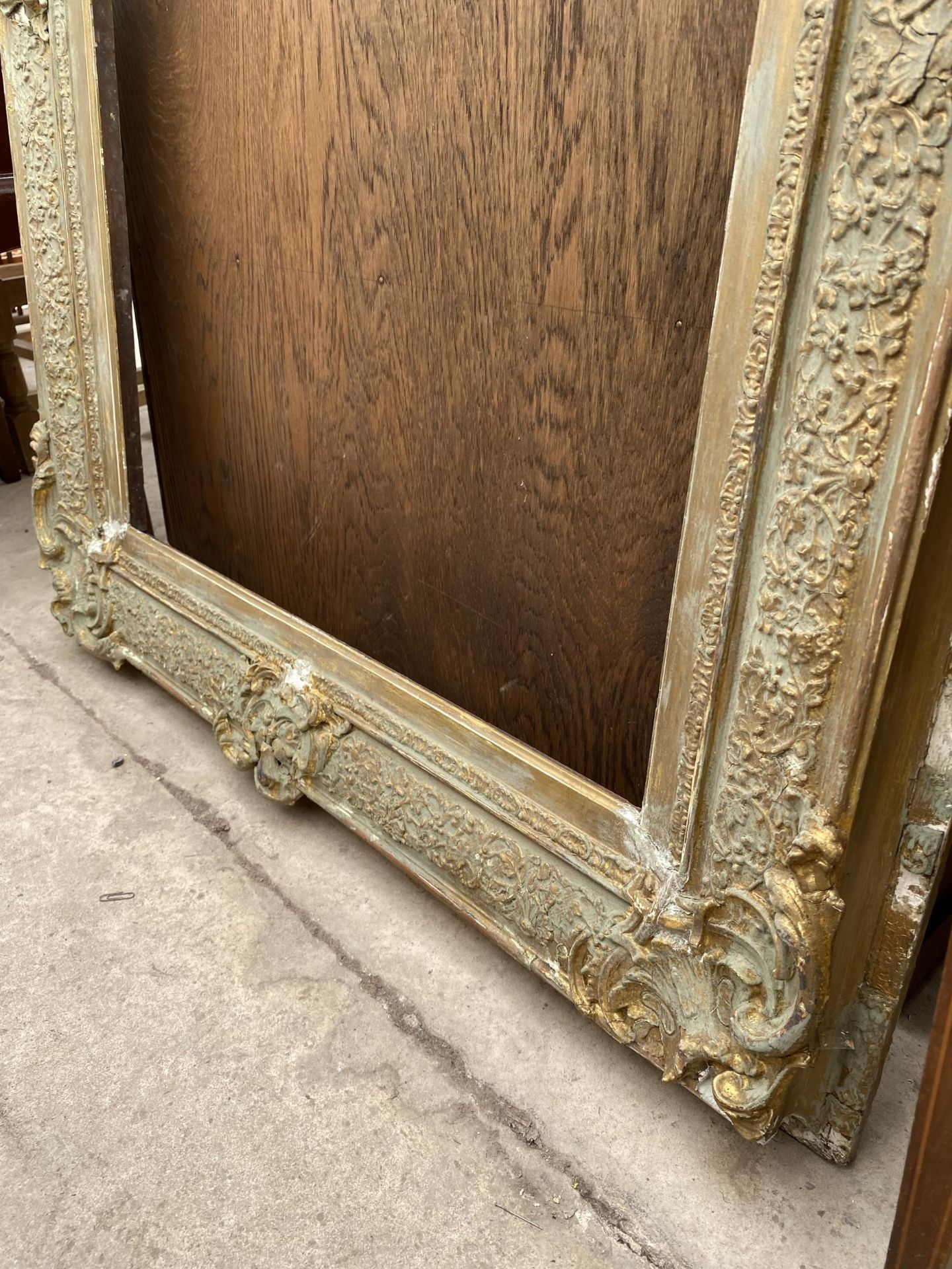 A GILT PICTURE FRAME, 46X34" - Image 3 of 3