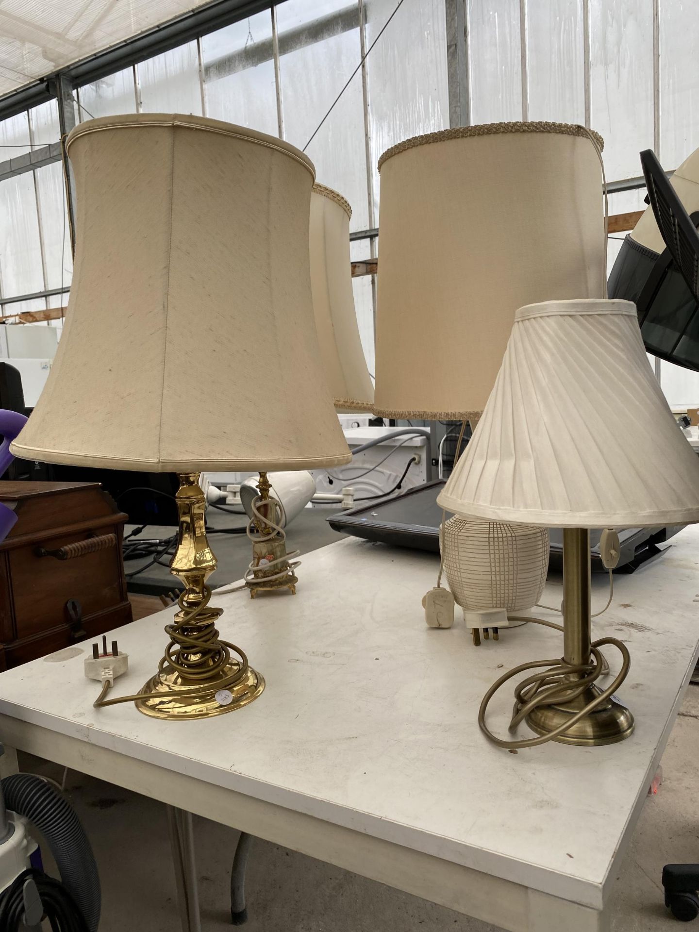 AN ASSORTMENT OF TABLE LAMPS WITH SHADES