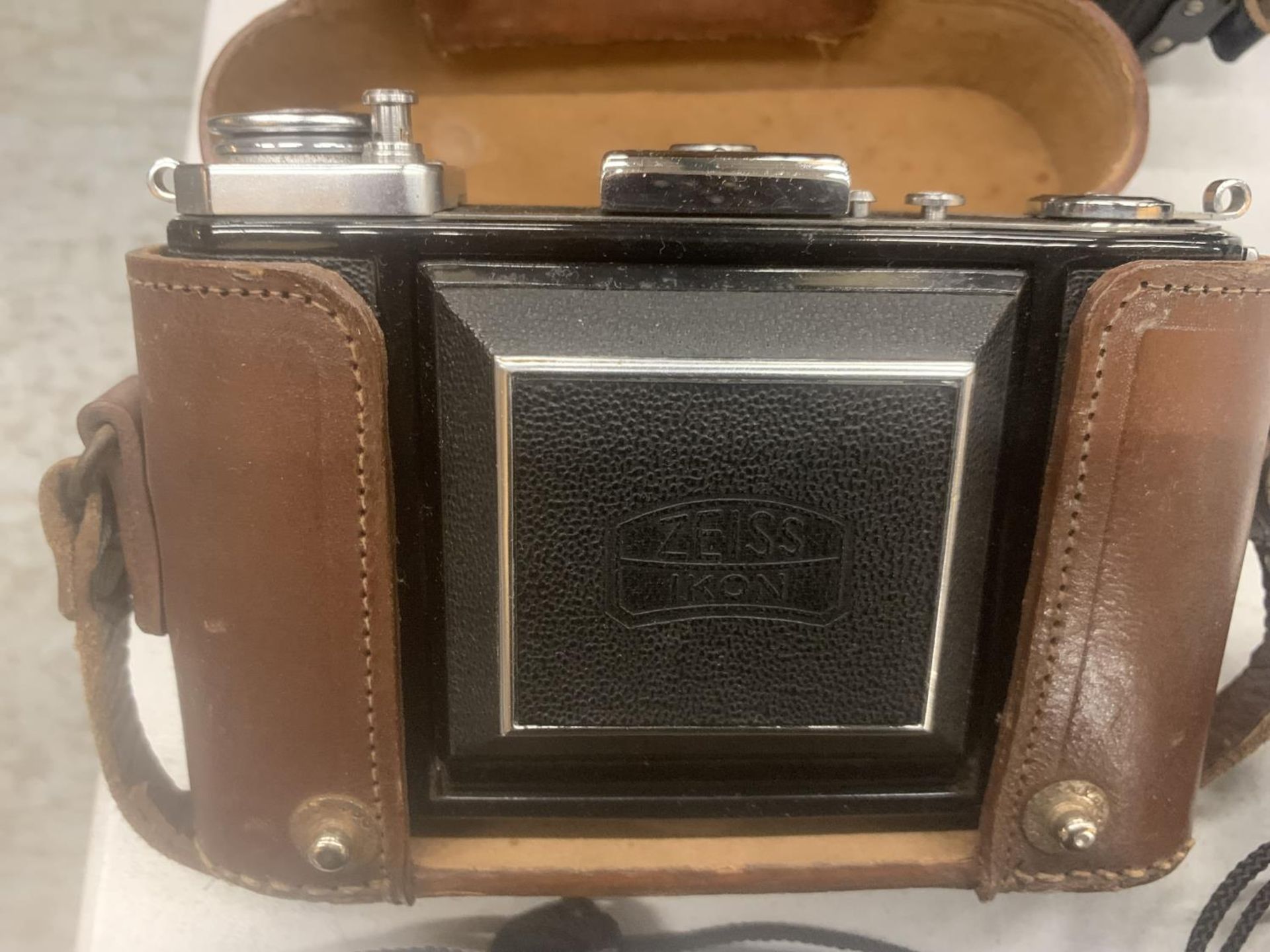 A QUANTITY OF VINTAGE AND MODERN CAMERAS AND ACCESSORIES TO INCLUDE A POLAROID P CAMERA, TWO ZEISS - Image 2 of 7