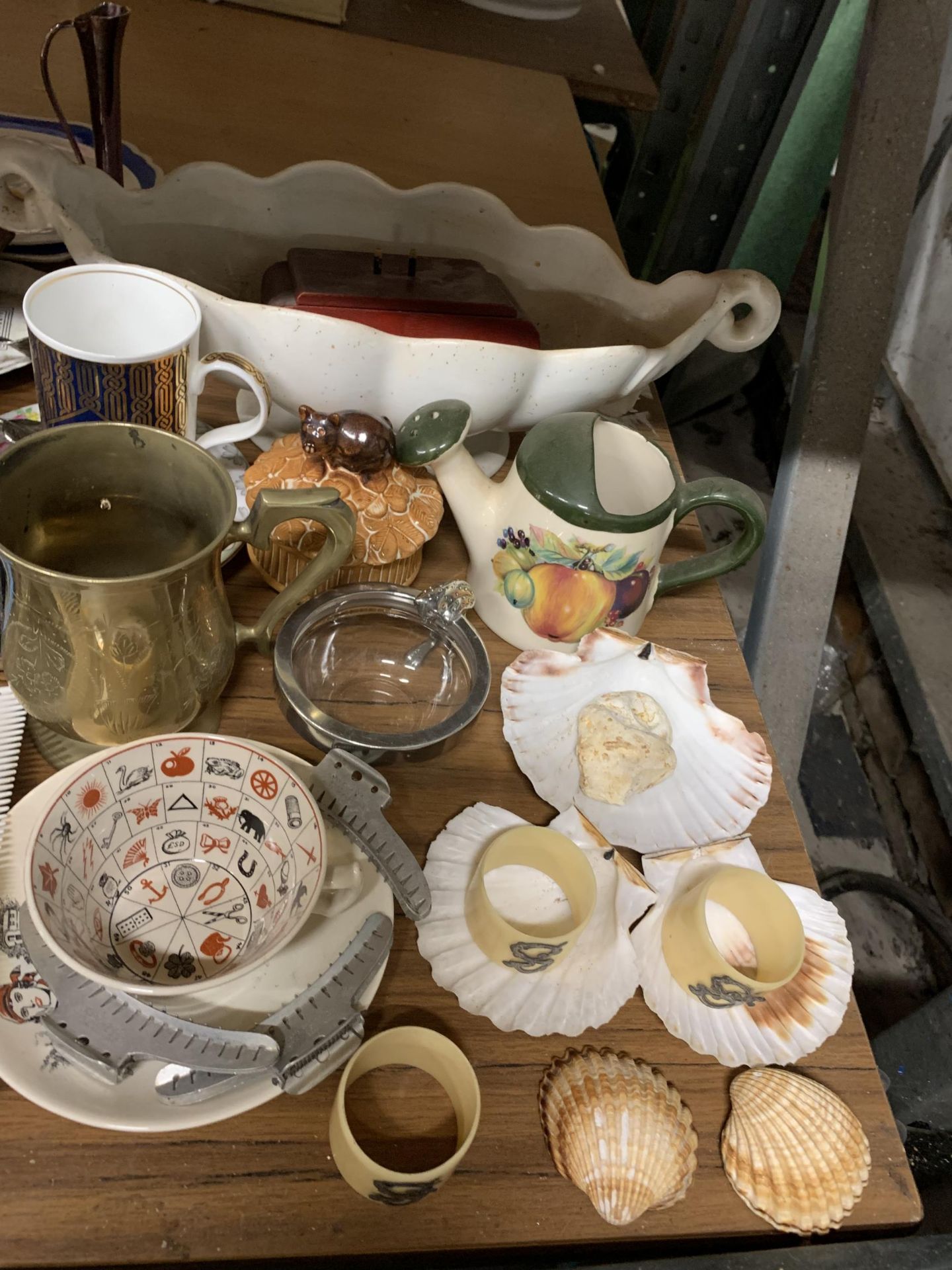 A LARGE MIXED LOT TO INCLUDE A BRASS TANKARD, WOODEN JEWELLERY BOX, CUPS, FANS, SHELLS, ETC., - Image 2 of 7