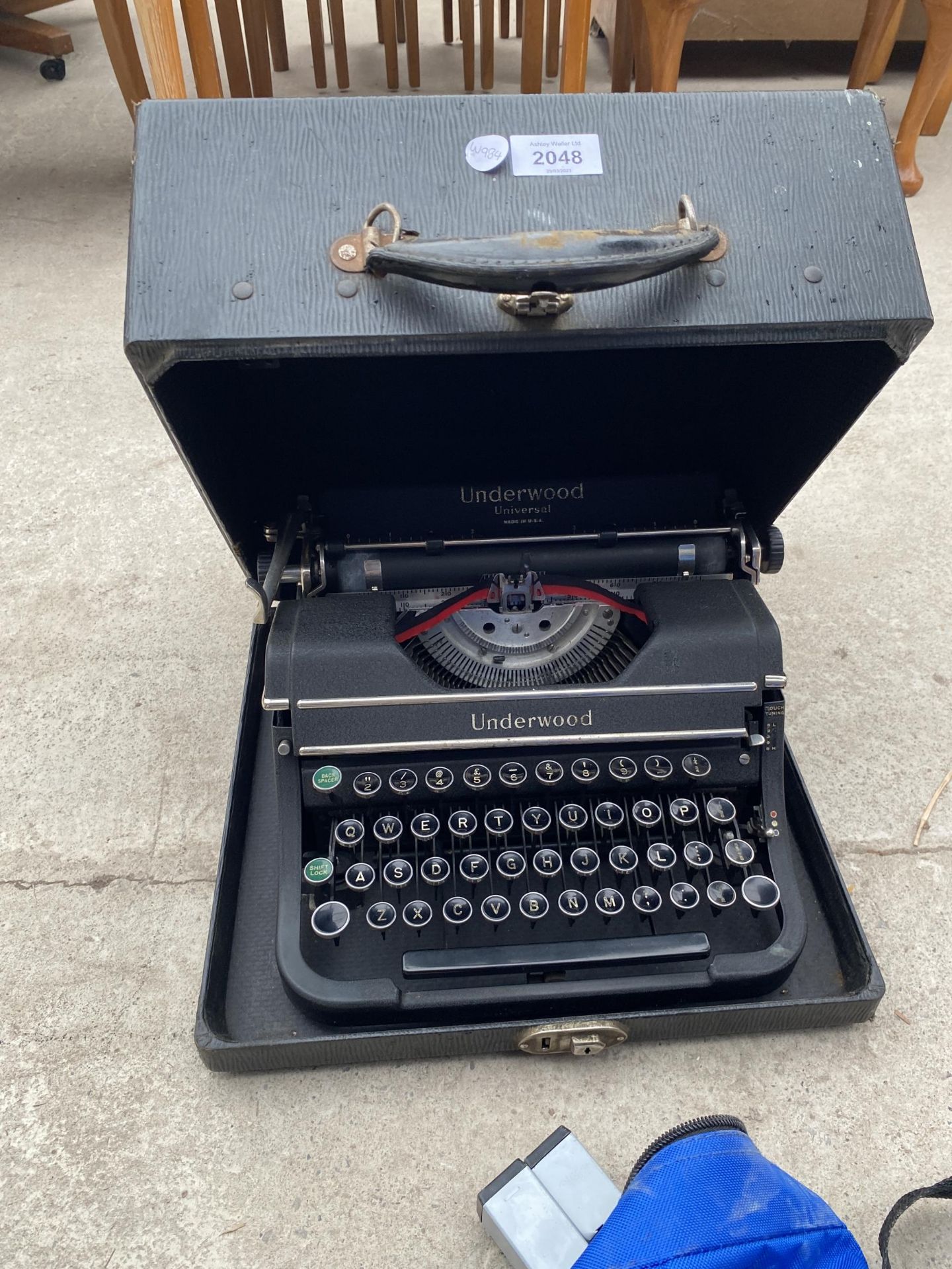 A VINTAGE CASED UNDERWOOD UNIVERSAL U.S.A TYPEWRITER