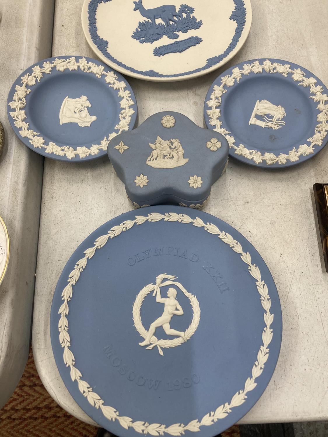 A QUANTITY OF WEDGWOOD JASPERWARE TO INCLUDE A WHITE PLATE WITH A BLUE DEER DECORATION, VASE, PIN - Image 5 of 6