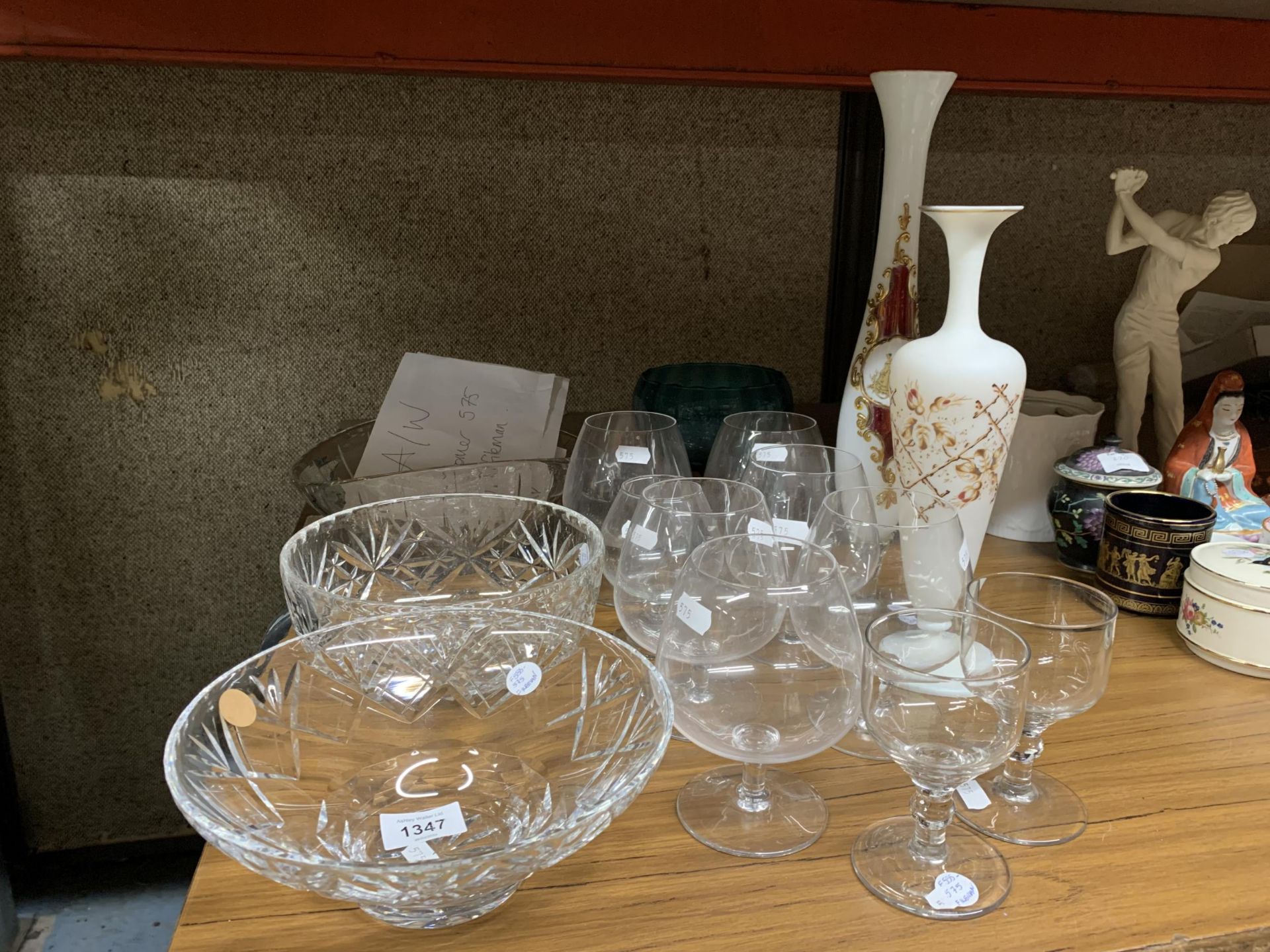 A QUANTITY OF GLASSWARE TO INCLUDE CUT GLASS BOWLS, BRANDY BALLOONS, WHITE GLASS VASE, ETC