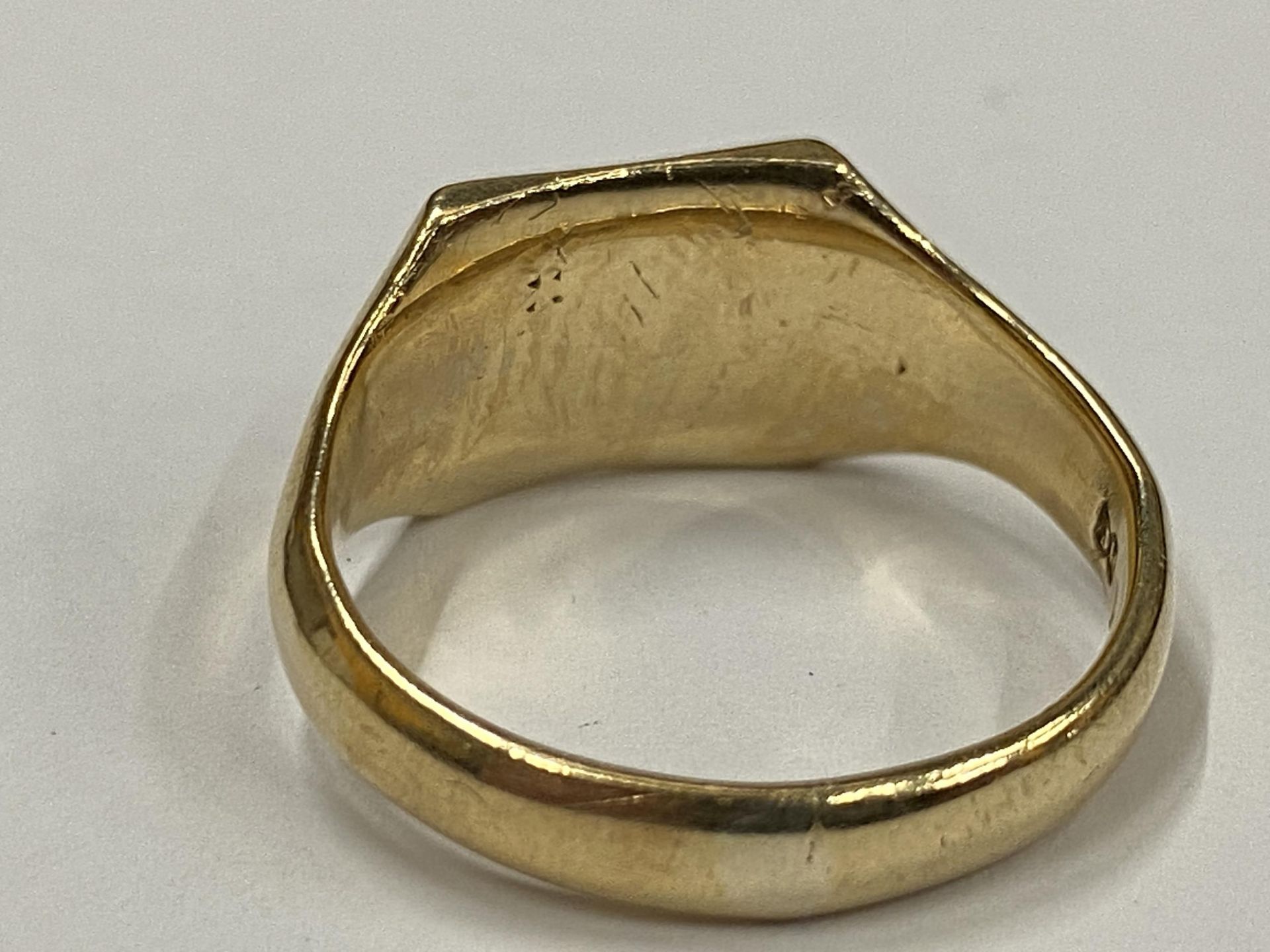 A 9CT YELLOW GOLD GENTS SIGNET RING, SIZE T, WEIGHT 6.89G - Image 4 of 5