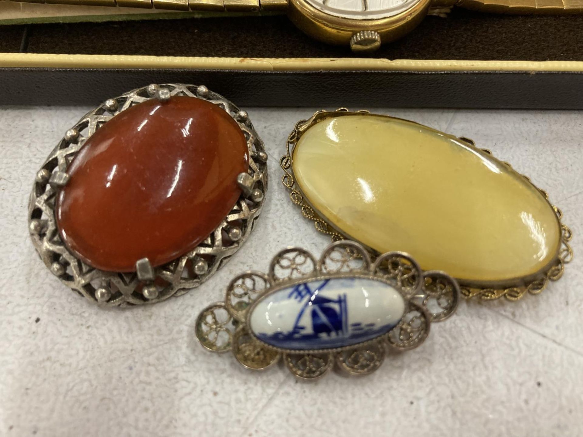 AN AVIA WRISTWATCH BOXED PLUS THREE BROOCHES, TWO WITH STONES - Image 2 of 4