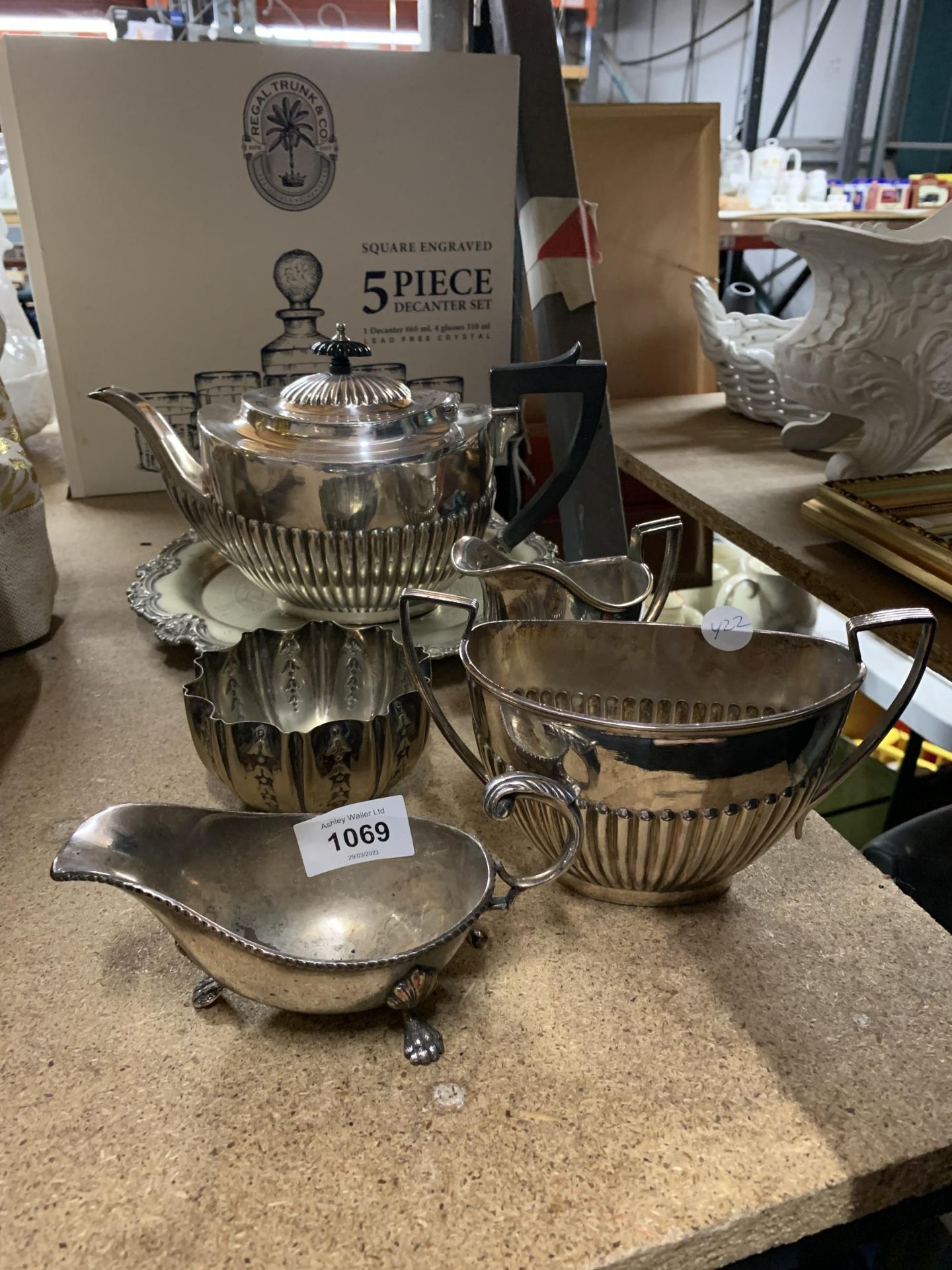 A QUANTITY OF SILVER PLATED ITEMS TO INCLUDE A FOOTED TRAY, TEAPOT, SUGAR BOWLS AND CREAM JUGS