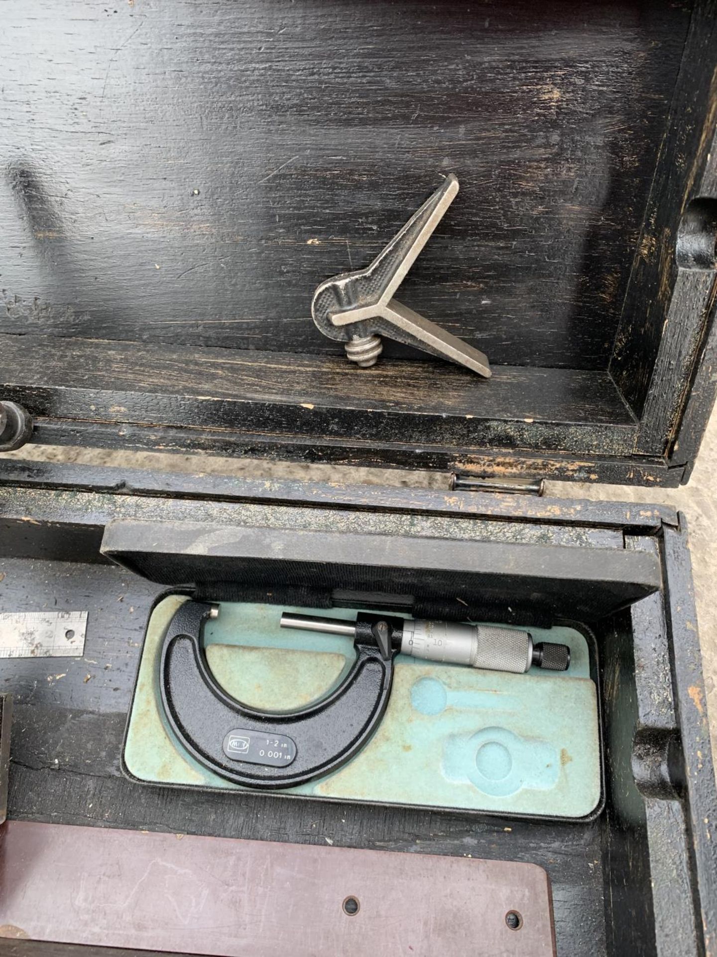 A VINTAGE WOODEN TOOL BOX TO INLCUDE A BOXED MICROMETER, AN ECLIPSE MAGNETIC STAND SWITCH AND A - Image 3 of 3