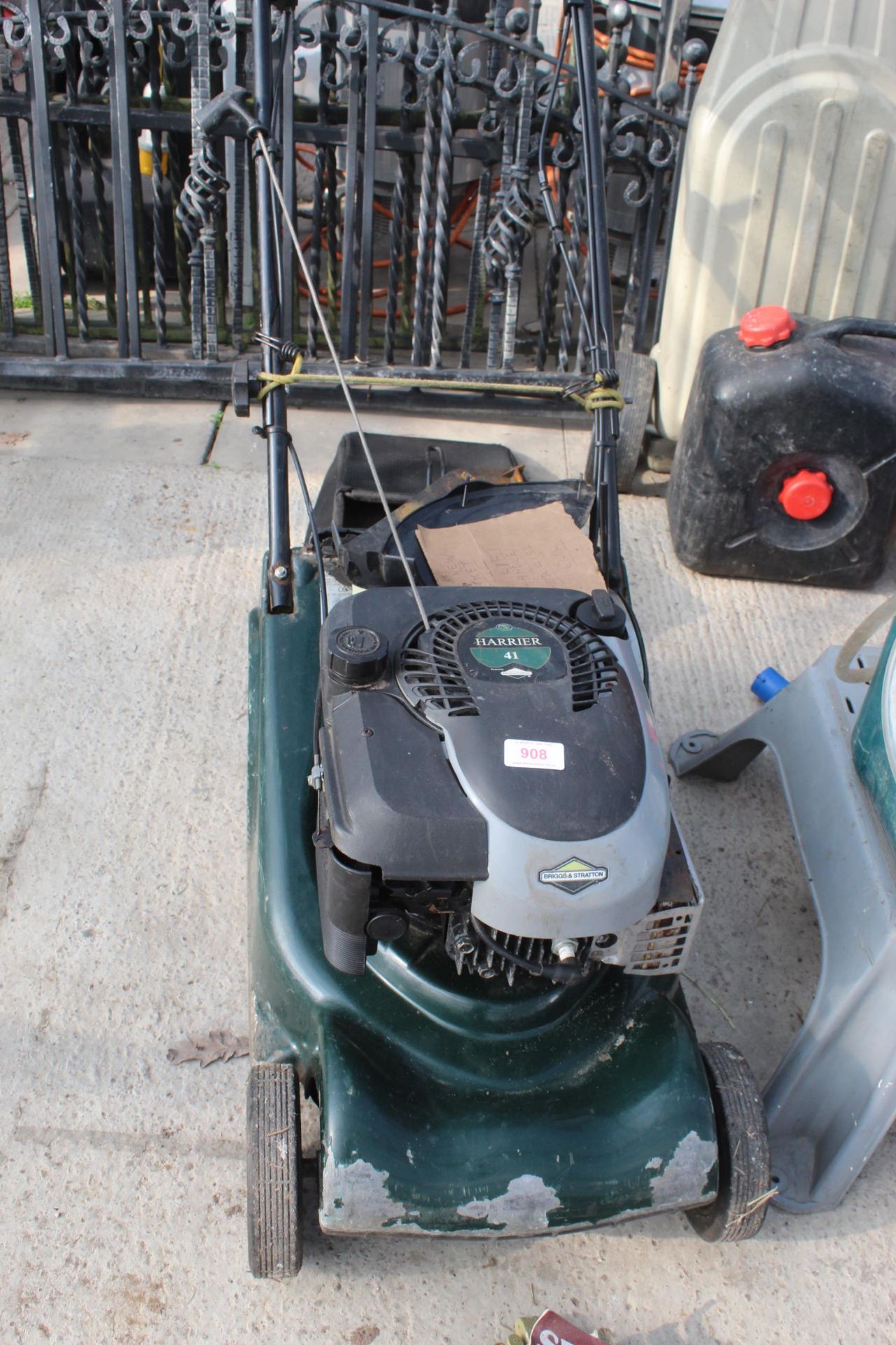 A HAYTER HARRIER 41 PETROL ENGINE LAWN MOWER WITH GRASS BOX (VENDOR STATES IT NEEDS A NEW BRACKET ON