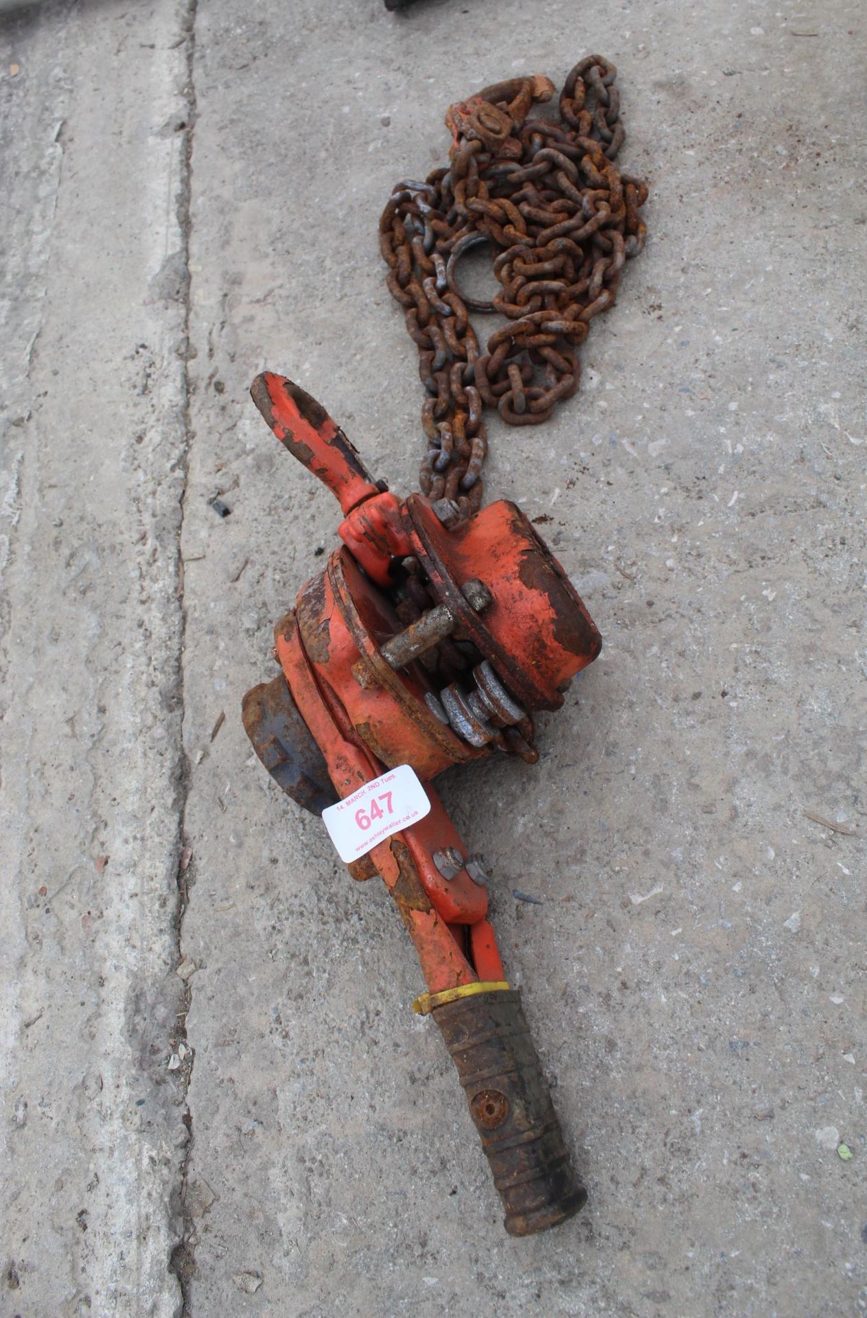 A SMALL BLOCK AND TACKLE WINCH NO VAT