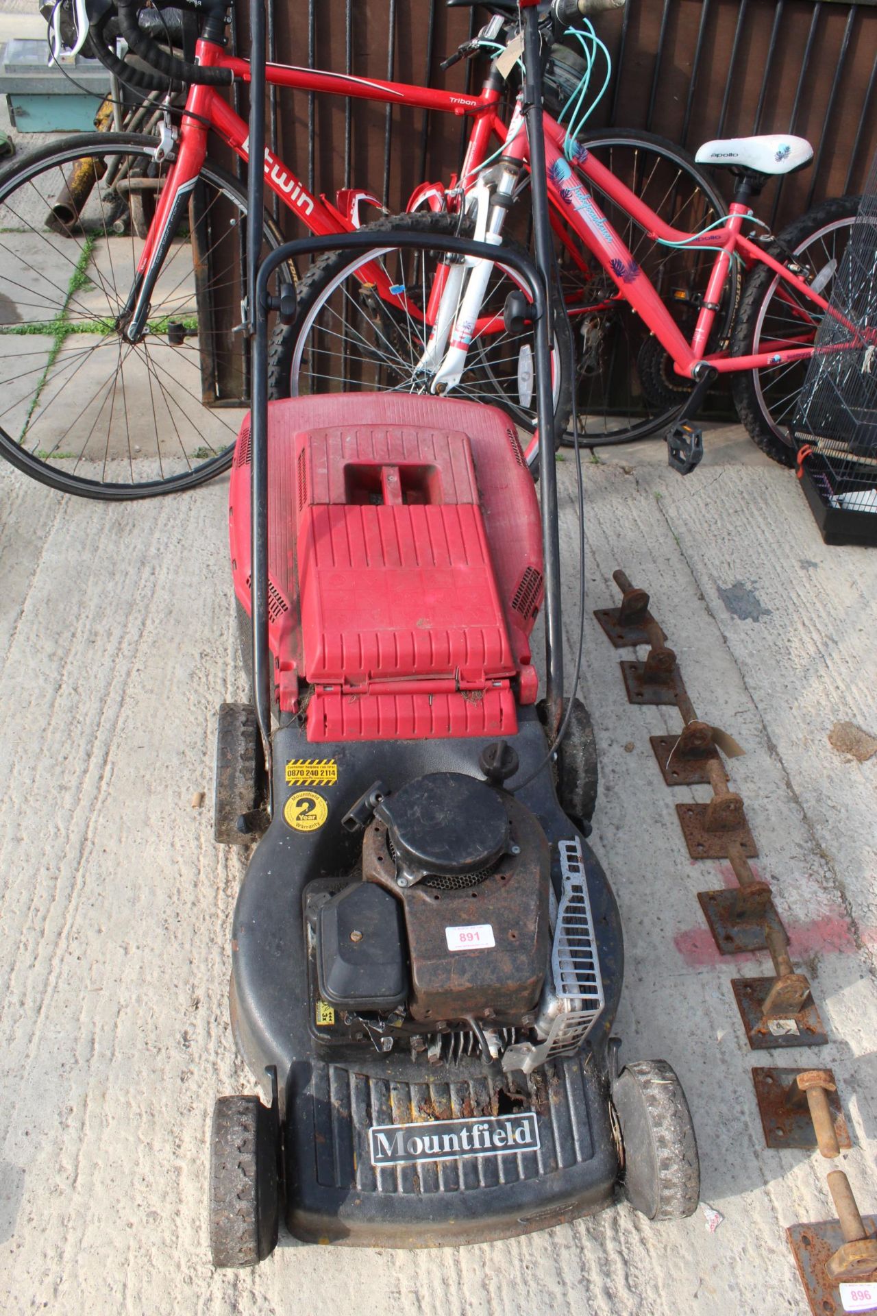 A MOUNTFIELD 17" PETROL ENGINE LAWN MOWER COMPLETE WITH GRASS BOX NO VAT