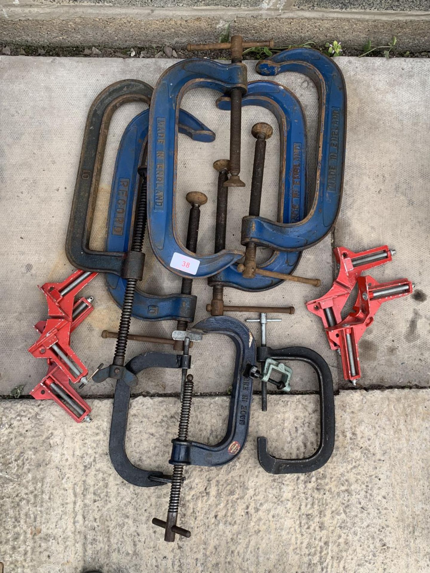 A QUANTITY OF CLAMPS TO INLCUDE LARGE G CLAMPS NO VAT