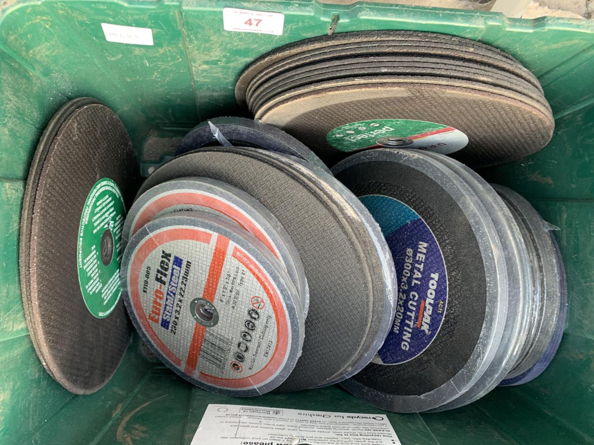 A LARGE QUANTITY OF CUTTING DISCS NO VAT