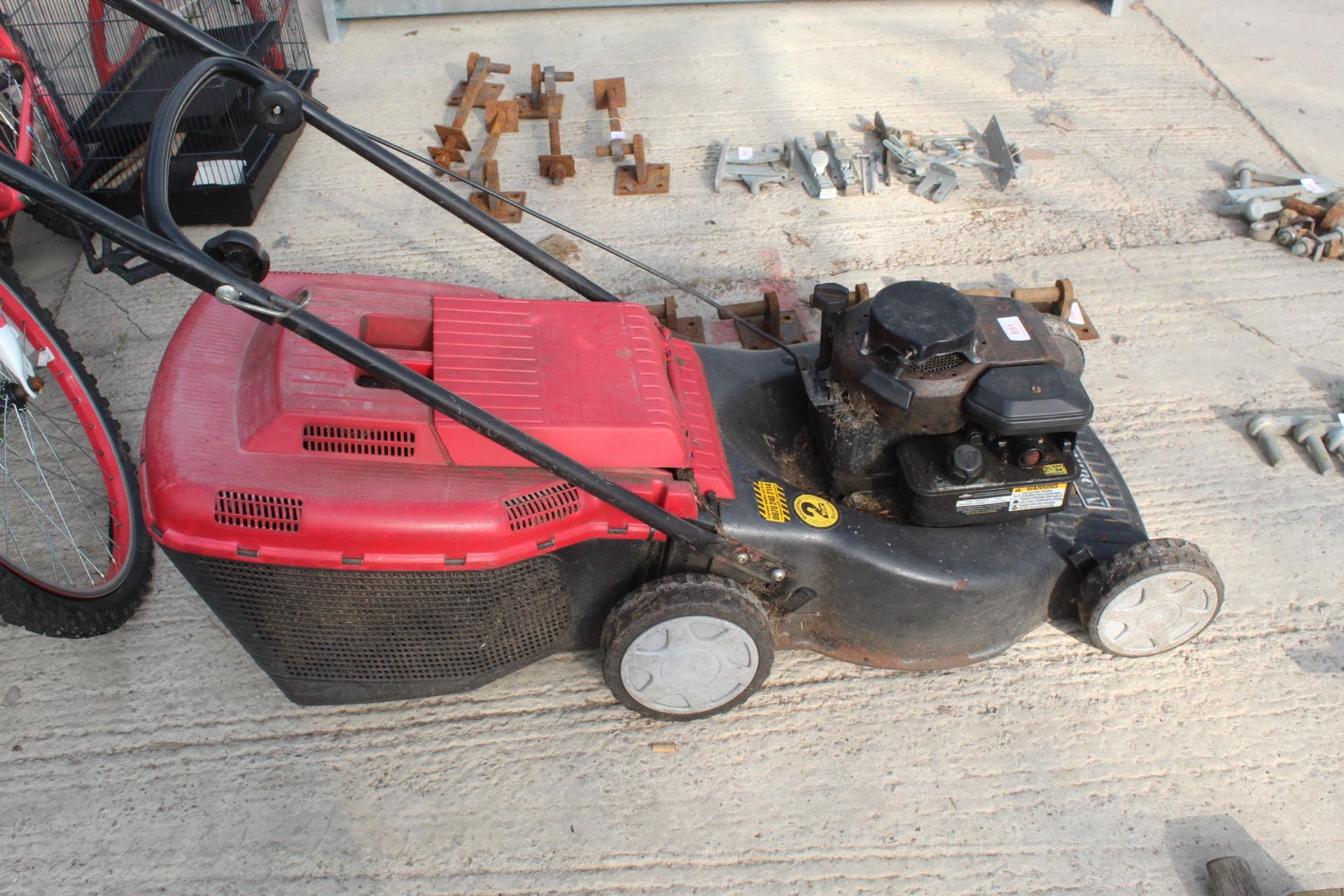 A MOUNTFIELD 17" PETROL ENGINE LAWN MOWER COMPLETE WITH GRASS BOX NO VAT - Image 2 of 2