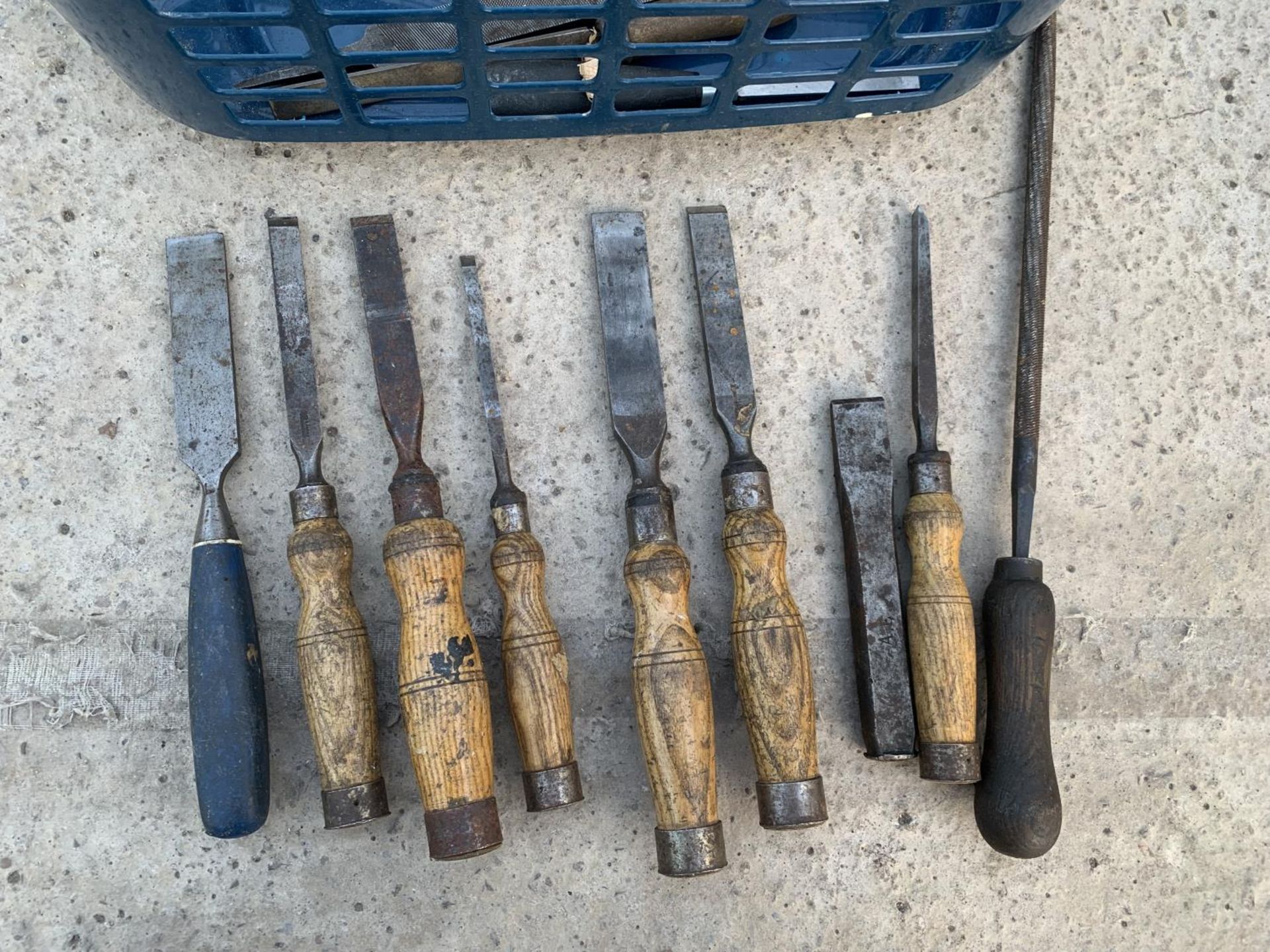 A QUANTITY OF VINTAGE CHISELS NO VAT - Image 3 of 3