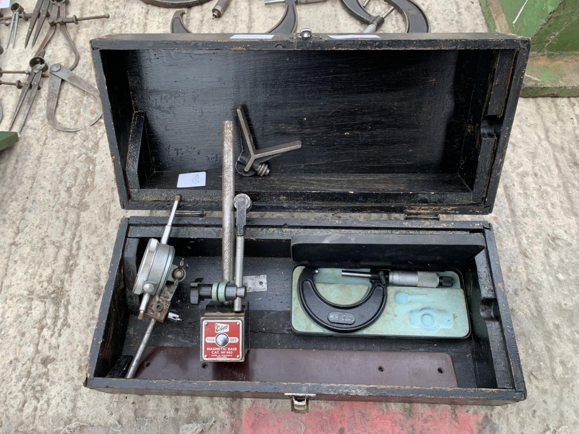 A VINTAGE WOODEN TOOL BOX TO INLCUDE A BOXED MICROMETER, AN ECLIPSE MAGNETIC STAND SWITCH AND A