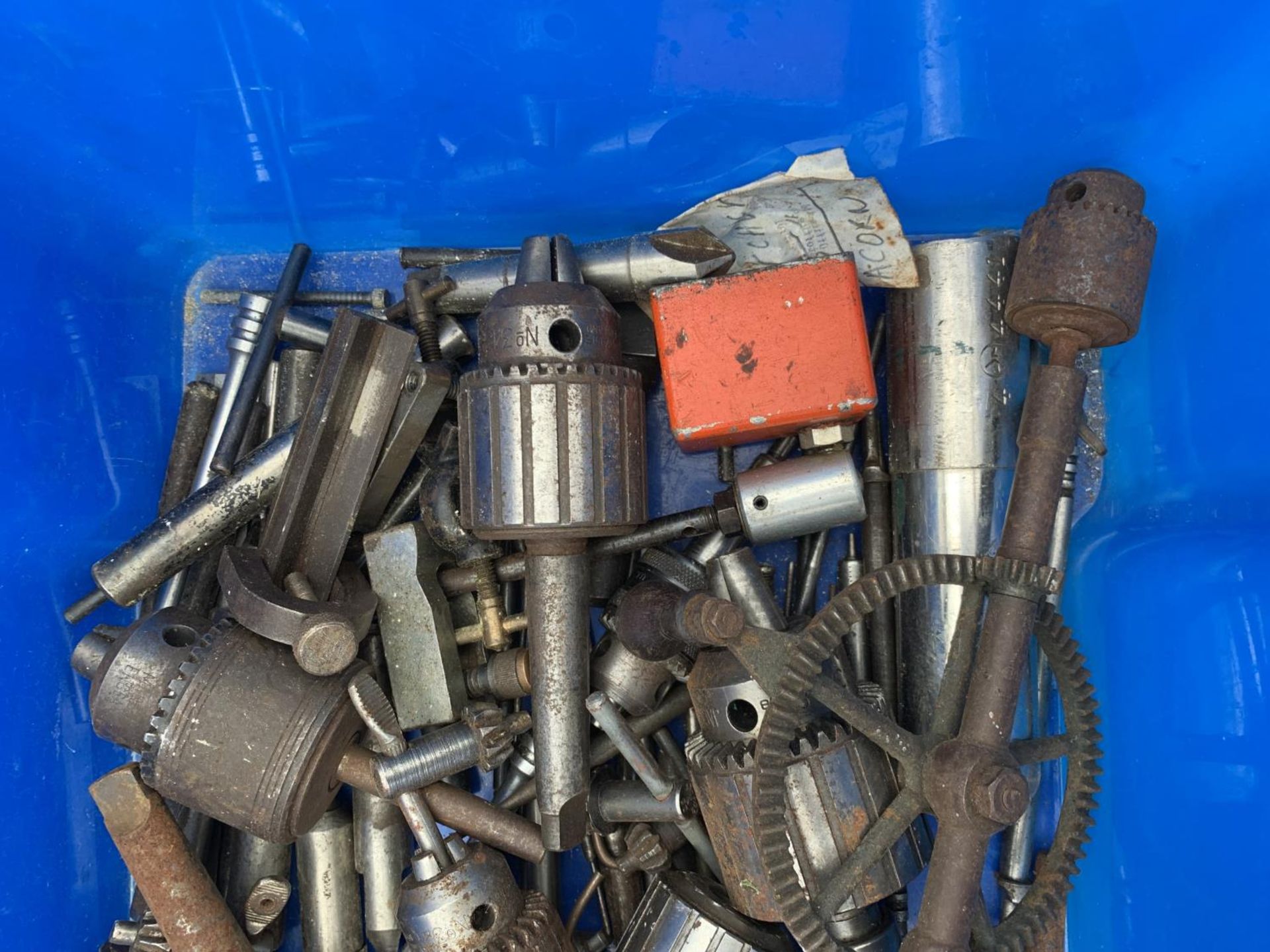 A LARGE QUANTITY OF DRILL CHUCKS AND A VINTAGE HAND DRILL NO VAT - Image 4 of 4