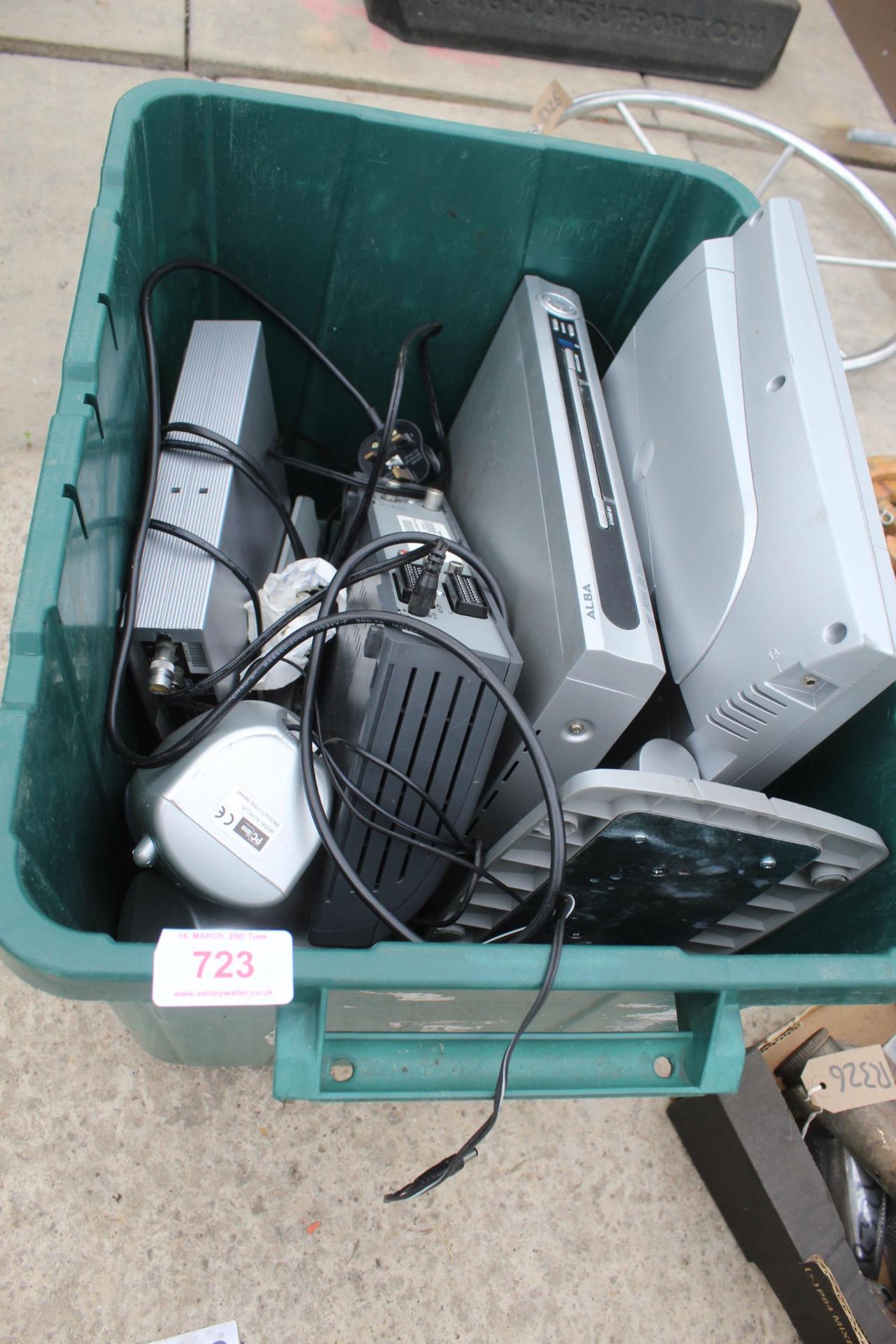 AN ASSORTMENT OF ELECTRICALS TO INCLUDE A TELEVISION AND A DVD PLAYER ETC NO VAT