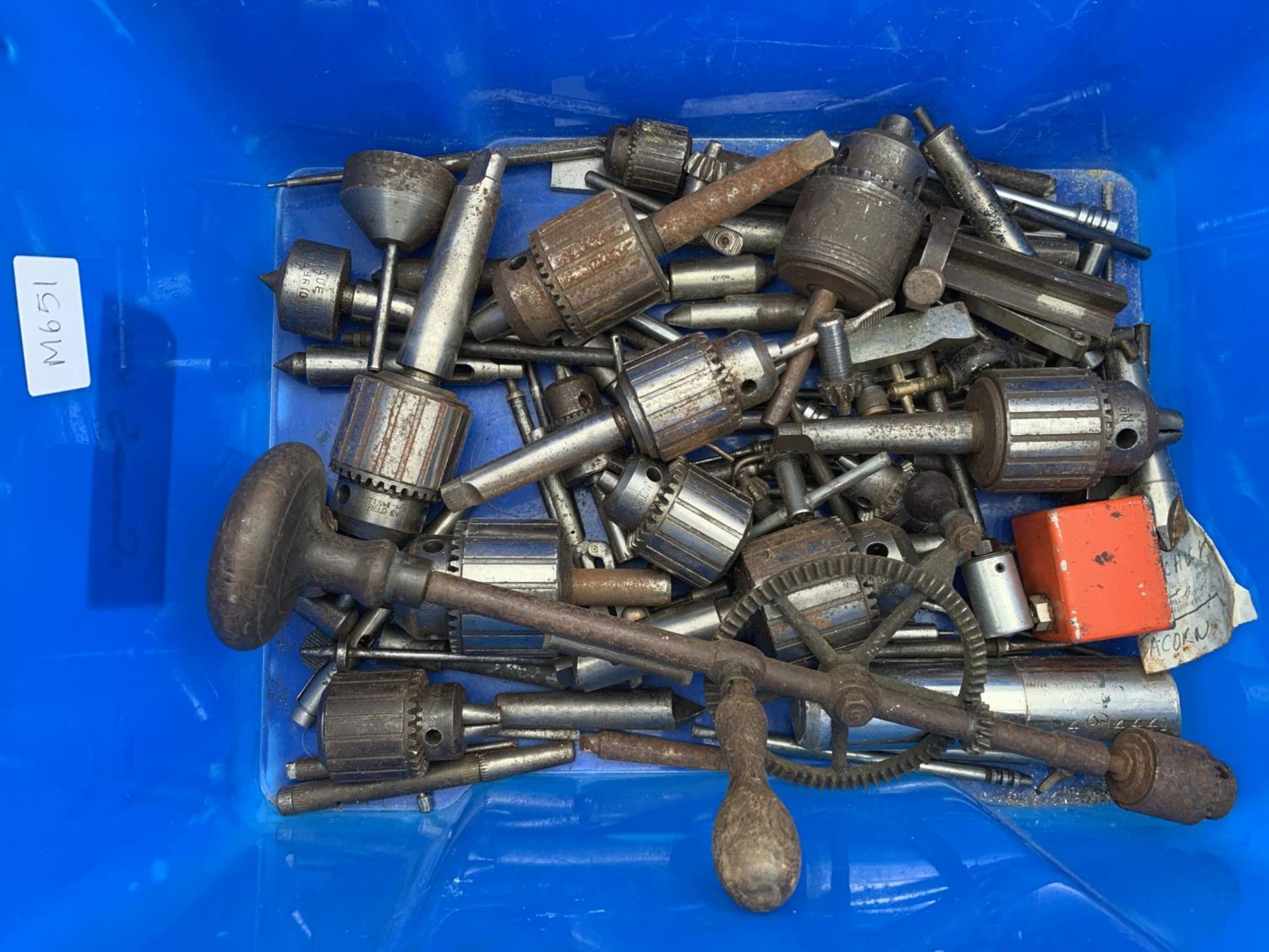 A LARGE QUANTITY OF DRILL CHUCKS AND A VINTAGE HAND DRILL NO VAT