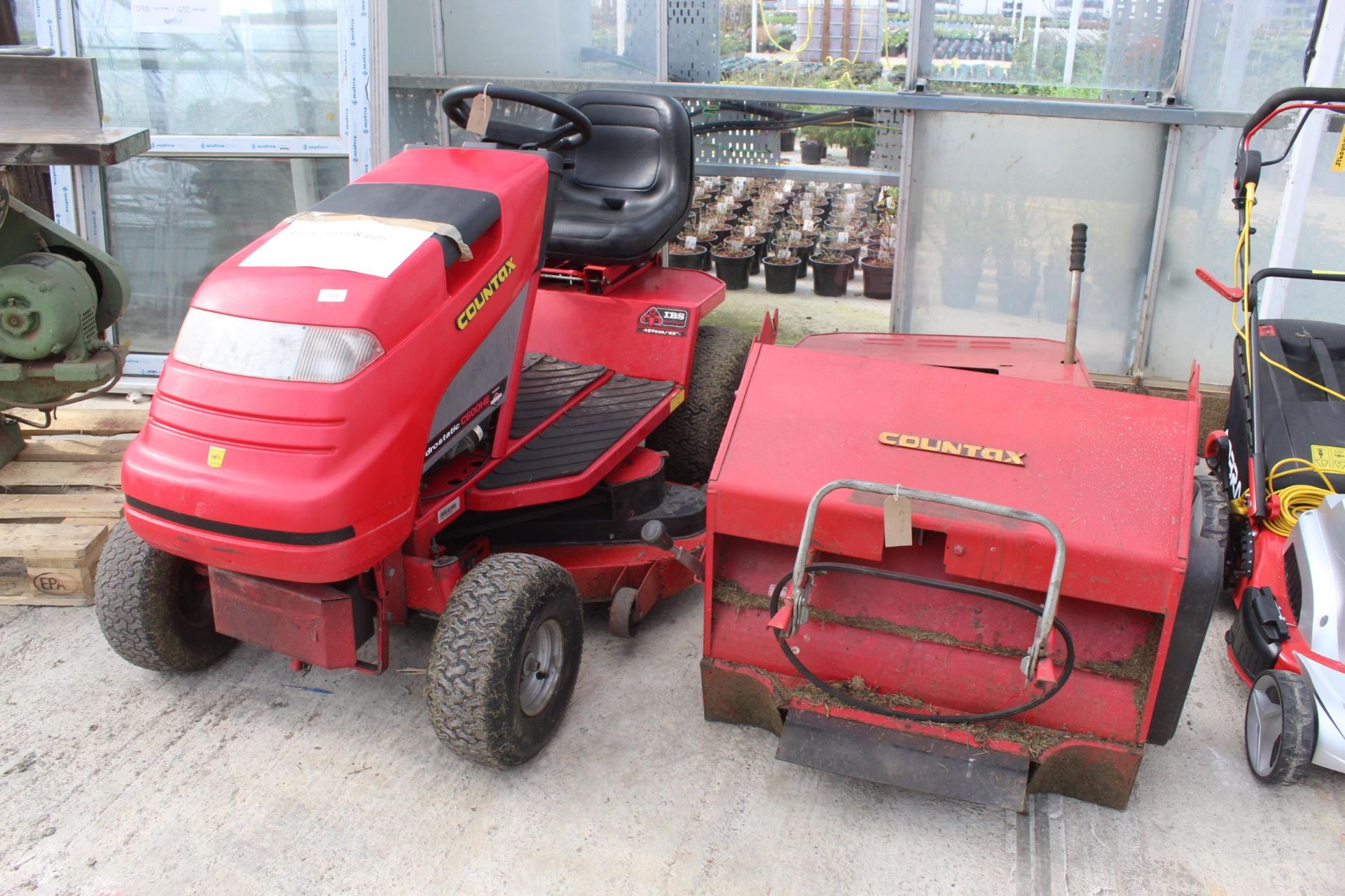 A COUNTAX C600HE LAWN MOWER WITH SWEEPER RUNS DRIVES & CUTS - NO VAT