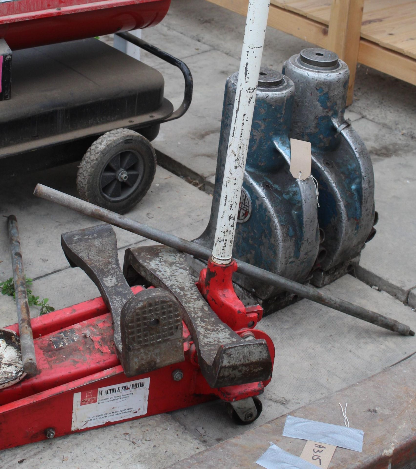 2 HEAVY DUTY BOTTLE JACK AND TROLLEY JACK + VAT - Image 2 of 2