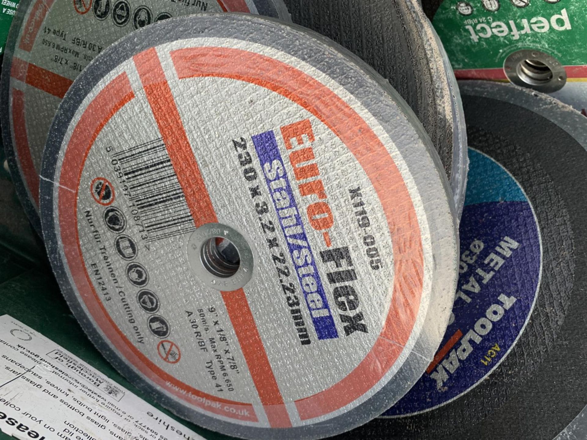 A LARGE QUANTITY OF CUTTING DISCS NO VAT - Image 2 of 5