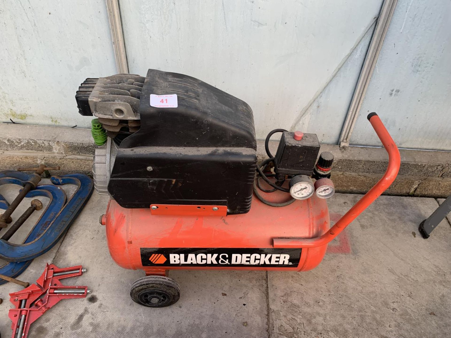 A BLACK AND DECKER CP2525 AIR COMPRESSOR NO VAT