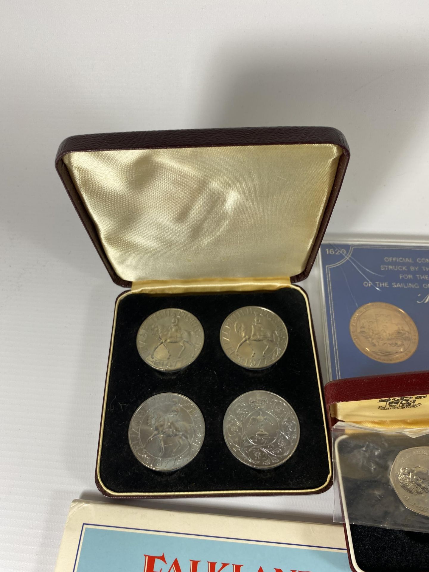 A MIXED COLLECTION OF COINS TO INCLUDE A CASED 1977 CROWN SET, CASED ROYAL MINT PROOF 50P COIN ETC - Image 2 of 4