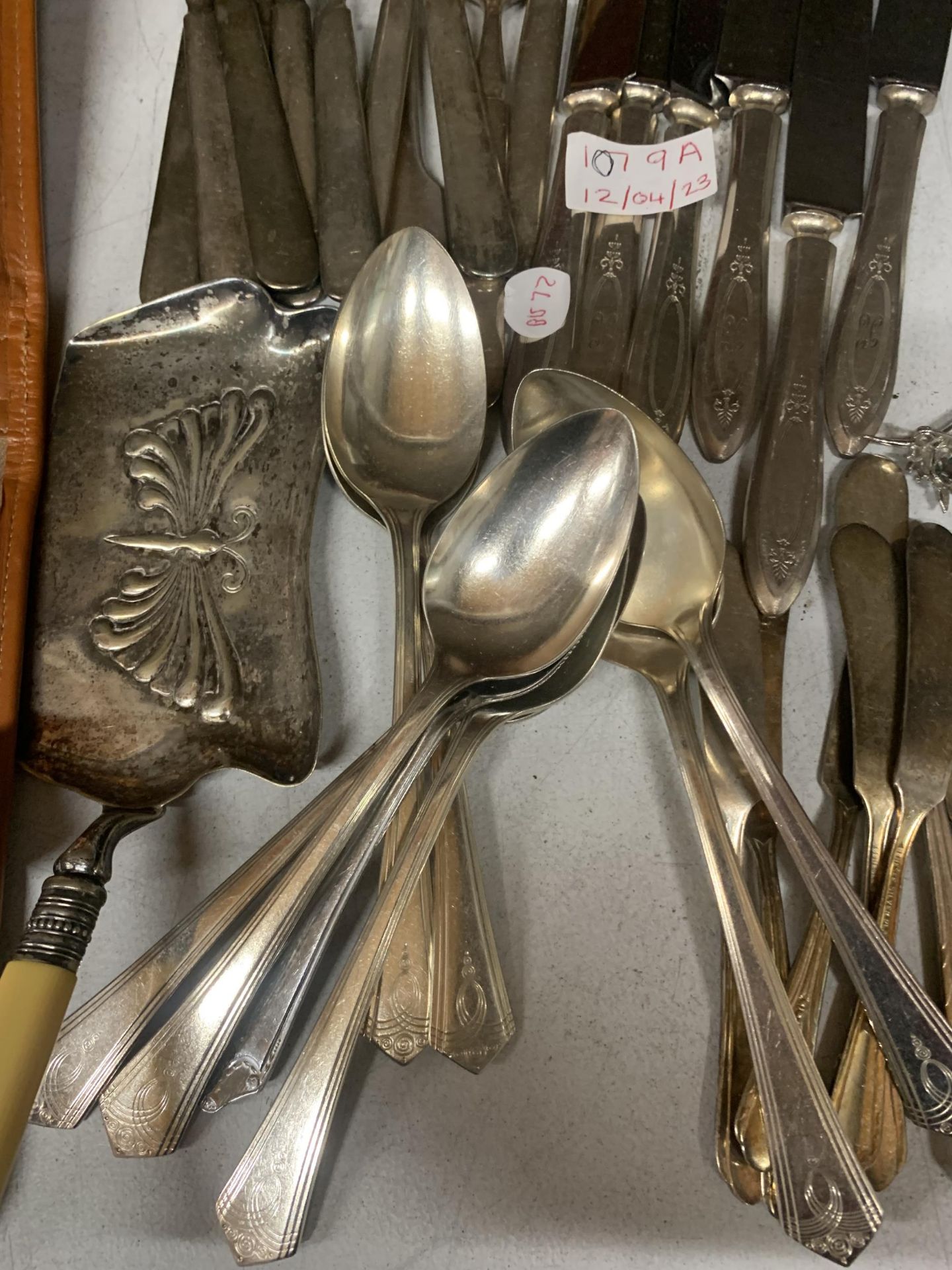 A QUANTITY OF VINTAGE FLATWARE TO INCLUDE CRUMB TRAY - Image 2 of 5