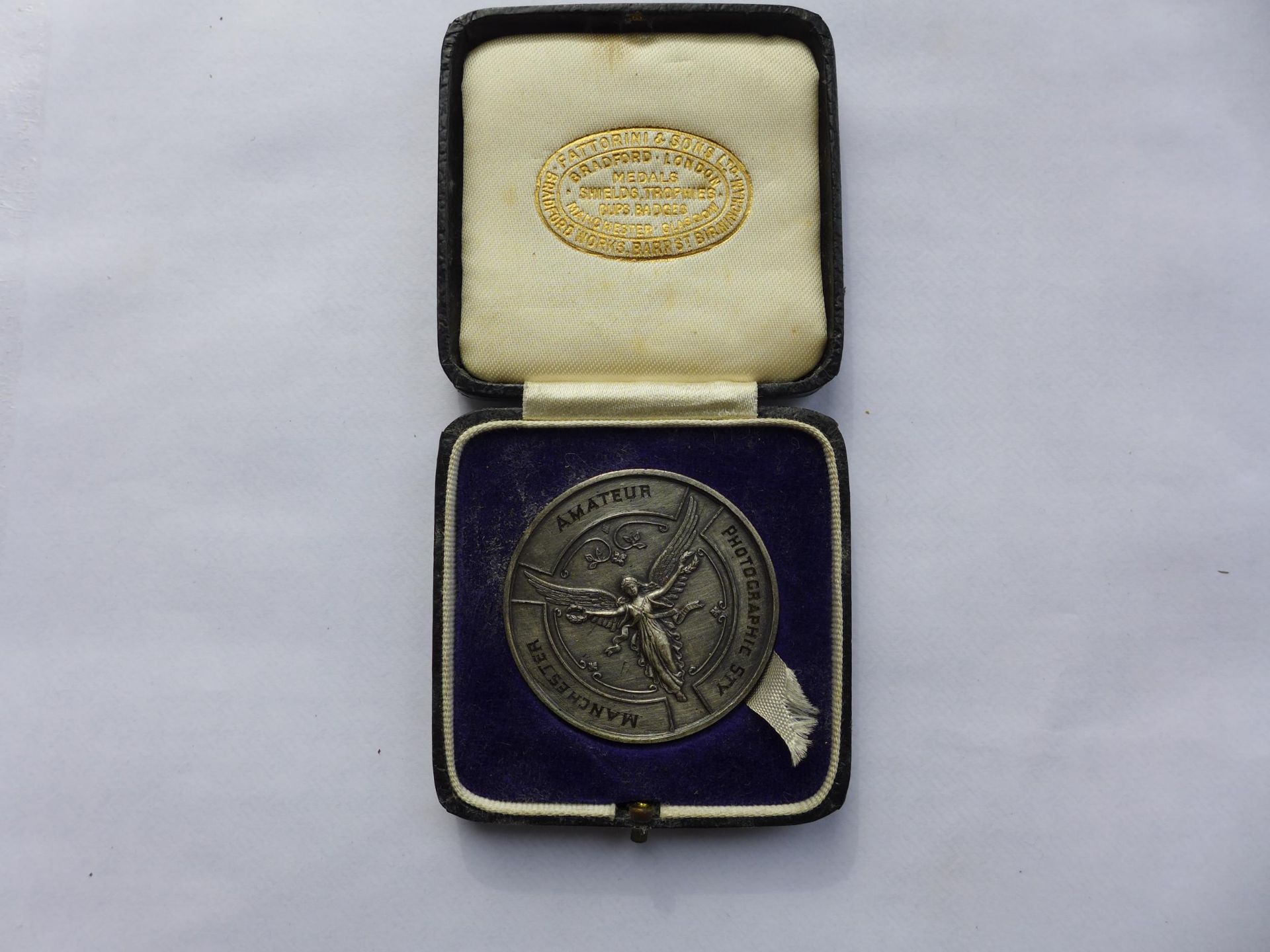 A CASED MANCHESTER AMATEUR PHOTOGRAPHY PRIZE MEDAL AWARDED TO C.ARMSTRONG 1943, 45MM, BY FATTORINI