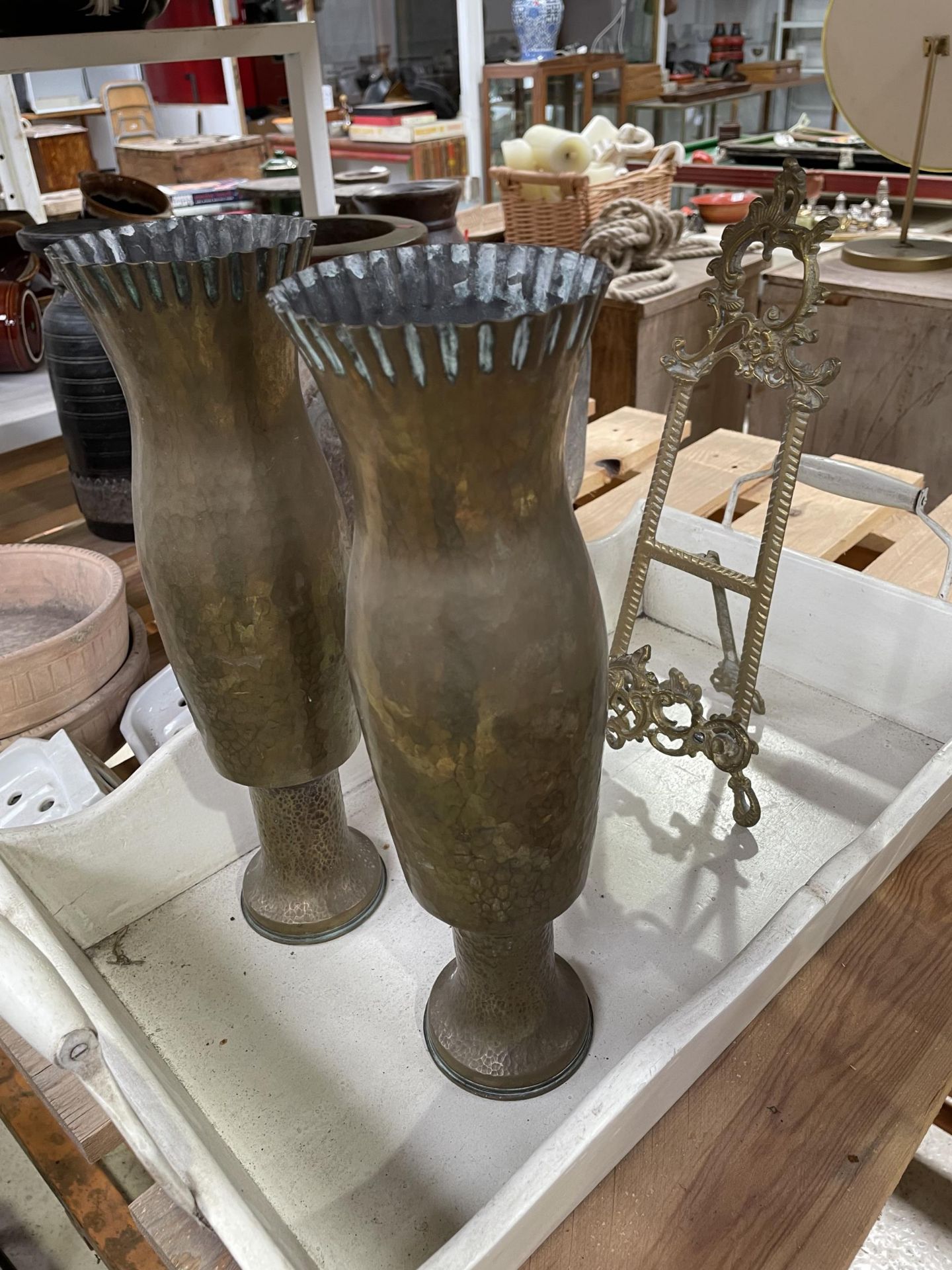 A MIXED LOT OF ITEMS - WOODEN TRAY, TRENCH ART SHELLVASES AND A BRASS EASEL