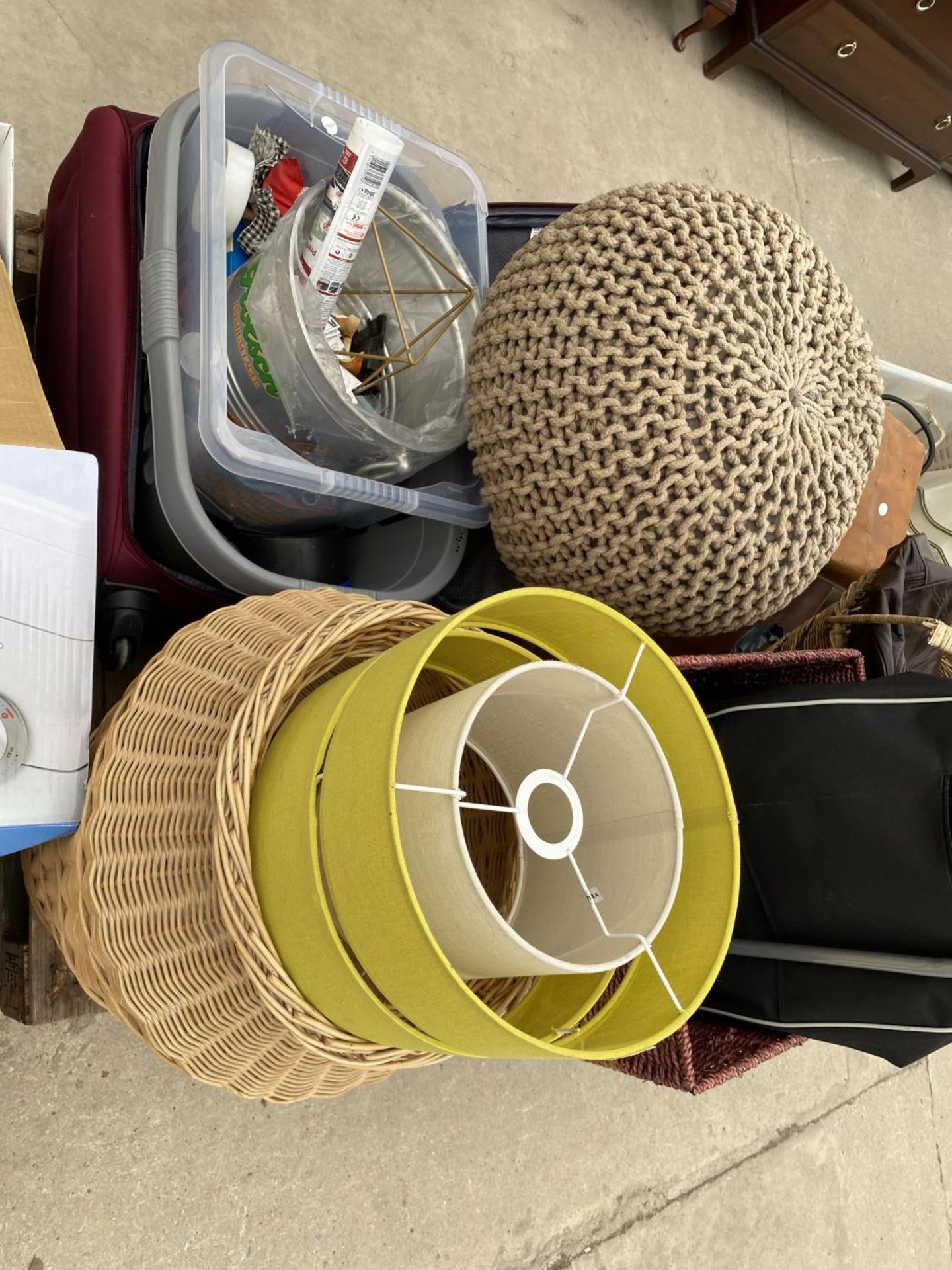 AN ASSORTMENT OF HOUSEHOLD CLEARANCE ITEMS TO INCLUDE BASKETS AND BAGS ETC - Image 3 of 3