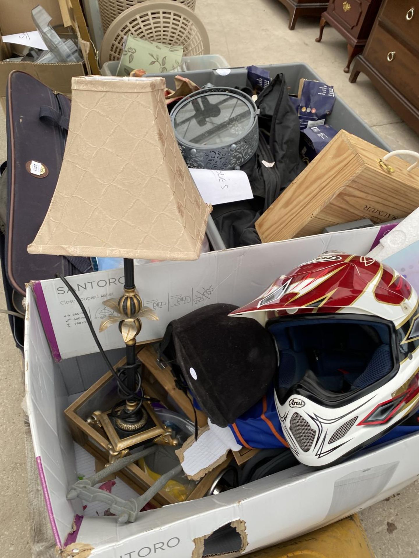 AN ASSORTMENT OF HOUSEHOLD CLEARANCE ITEMS TO INCLUDE WHEELS, A MOTORBIKE HELMET AND TRIPOD STANDS - Image 4 of 4