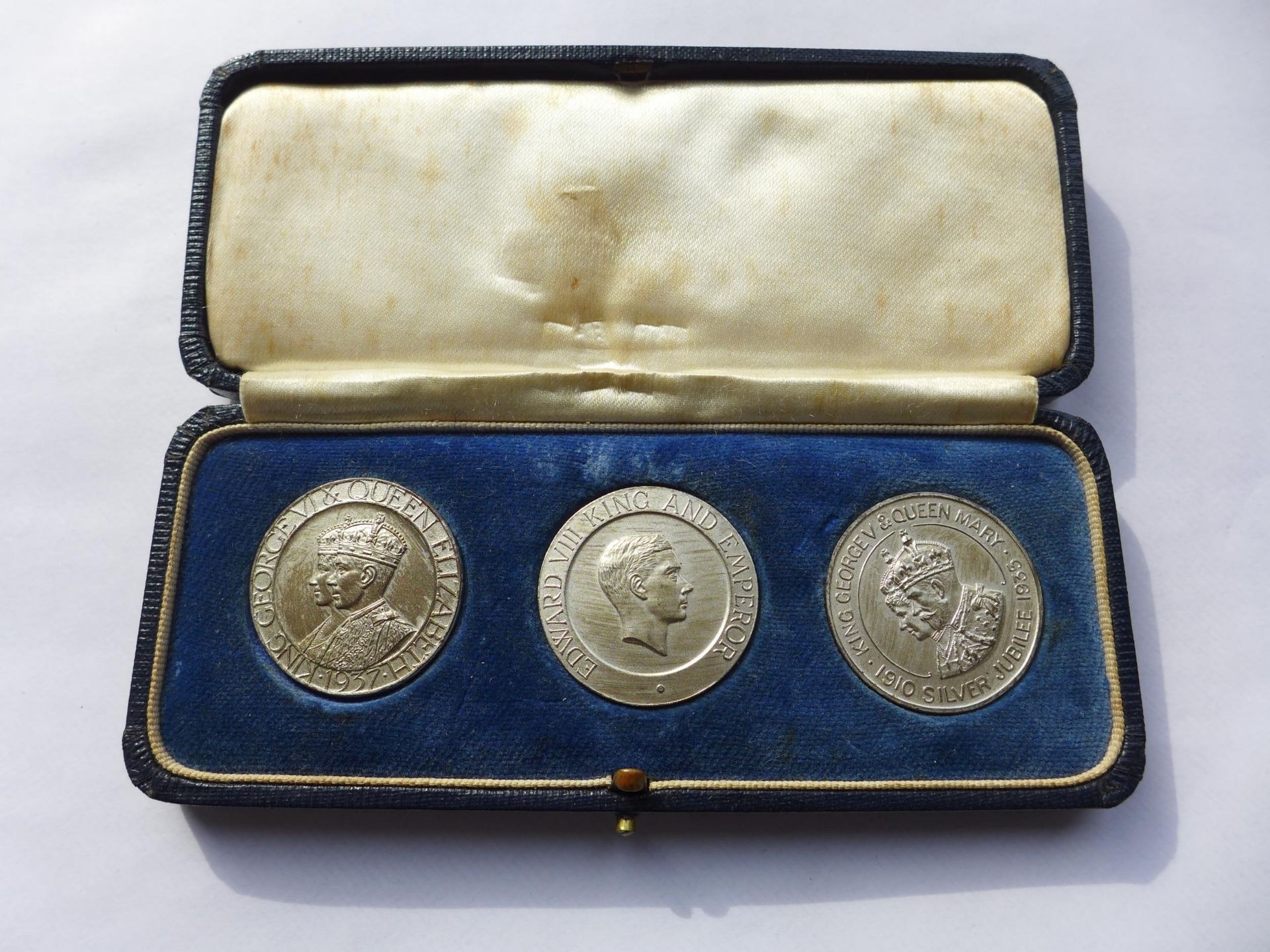 A CASED YEAR OF THE THREE KINGS 1936, COMPRISING THREE SILVER 32MM MEDAL SET, EACH MEDAL BEARS