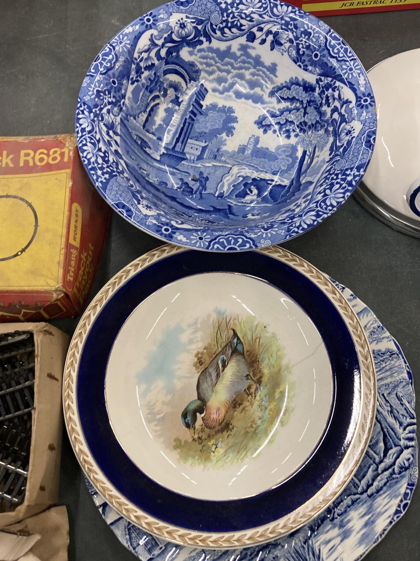 A QUANTITY OF CERAMIC PLATES TO INCLUDE BLUE AND WHITE, COPELAND SPODE BYRON, ETC - Image 3 of 4