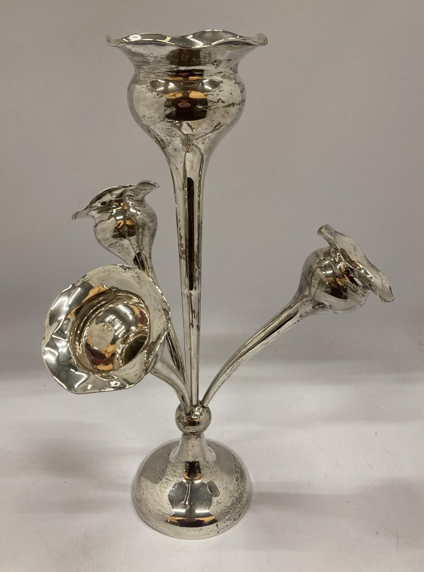 AN EARLY 20TH CENTURY BIRMINGHAM HALLMARKED SILVER EPERGNE WITH THREE DETACHABLE POSIES, MAKER J.
