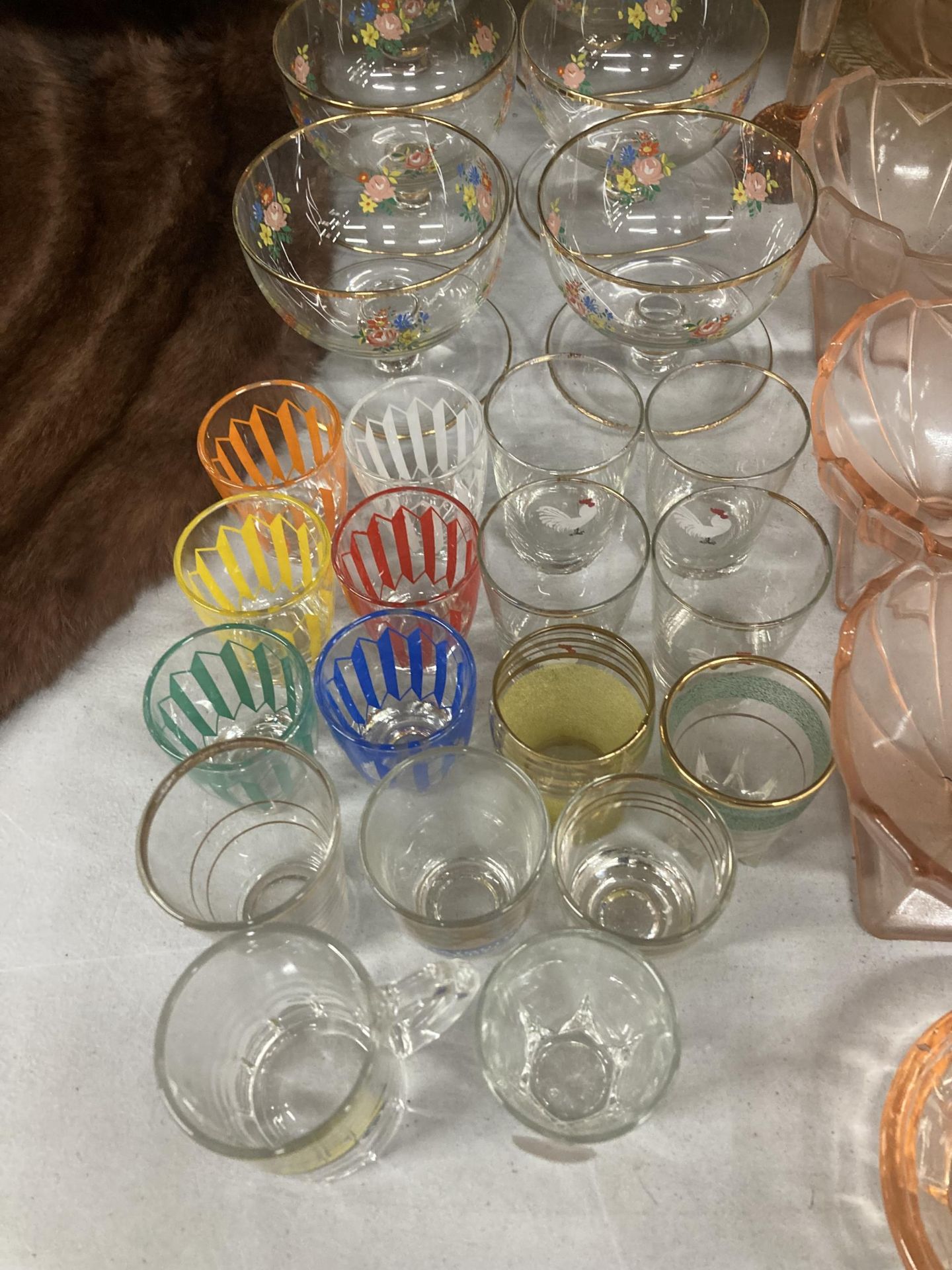 A QUANTITY OF VINTAGE GLASSWARE TO INCLUDE A TRIFLE BOWL, DESSERT BOWLS, SHOT GLASSES, ETC - Bild 2 aus 5