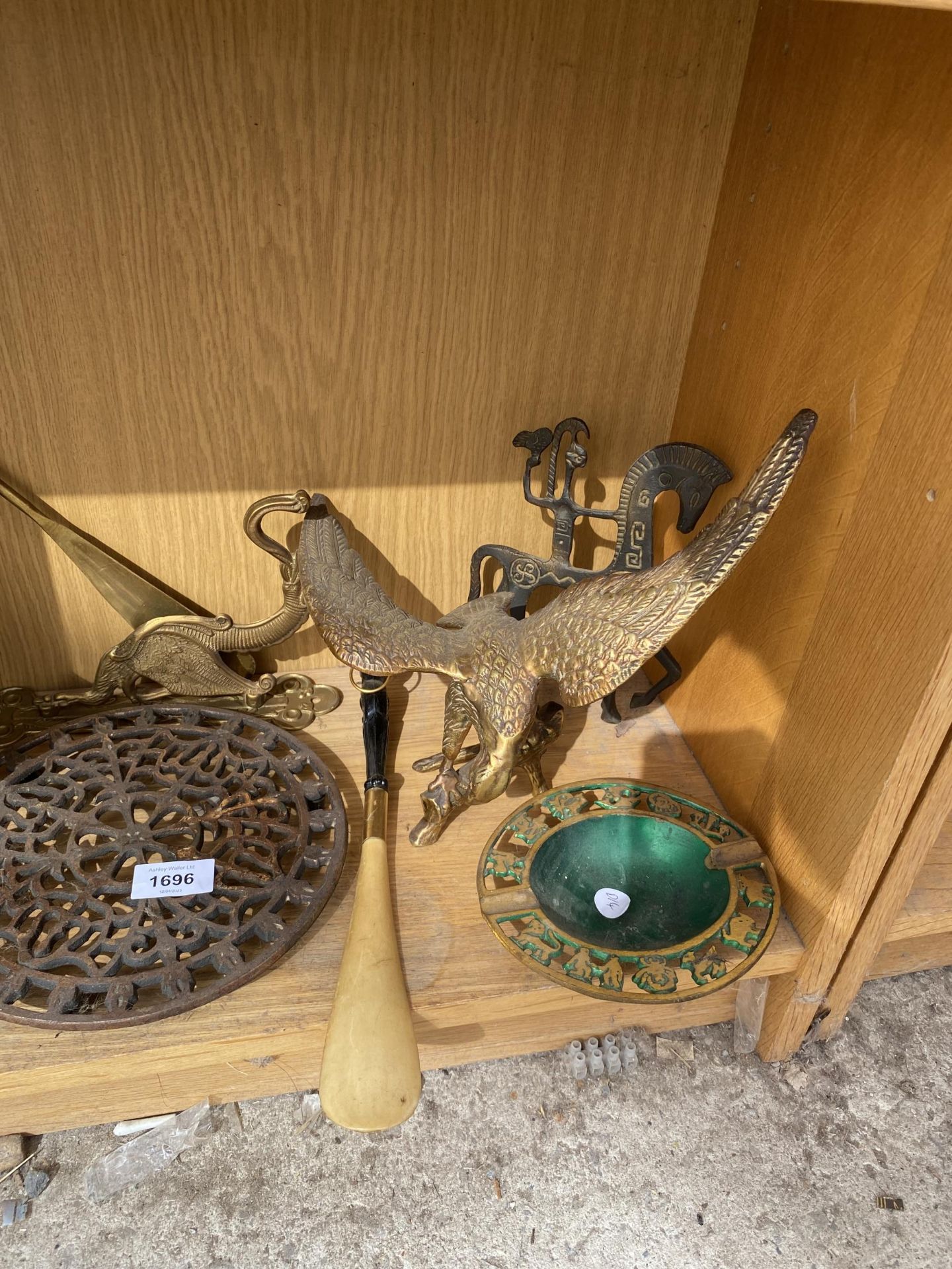 AN ASSORTMENT OF METAL WARE ITEMS TO INCLUDE A BRASS EAGLE AND TRIVET STANDS ETC - Image 3 of 3